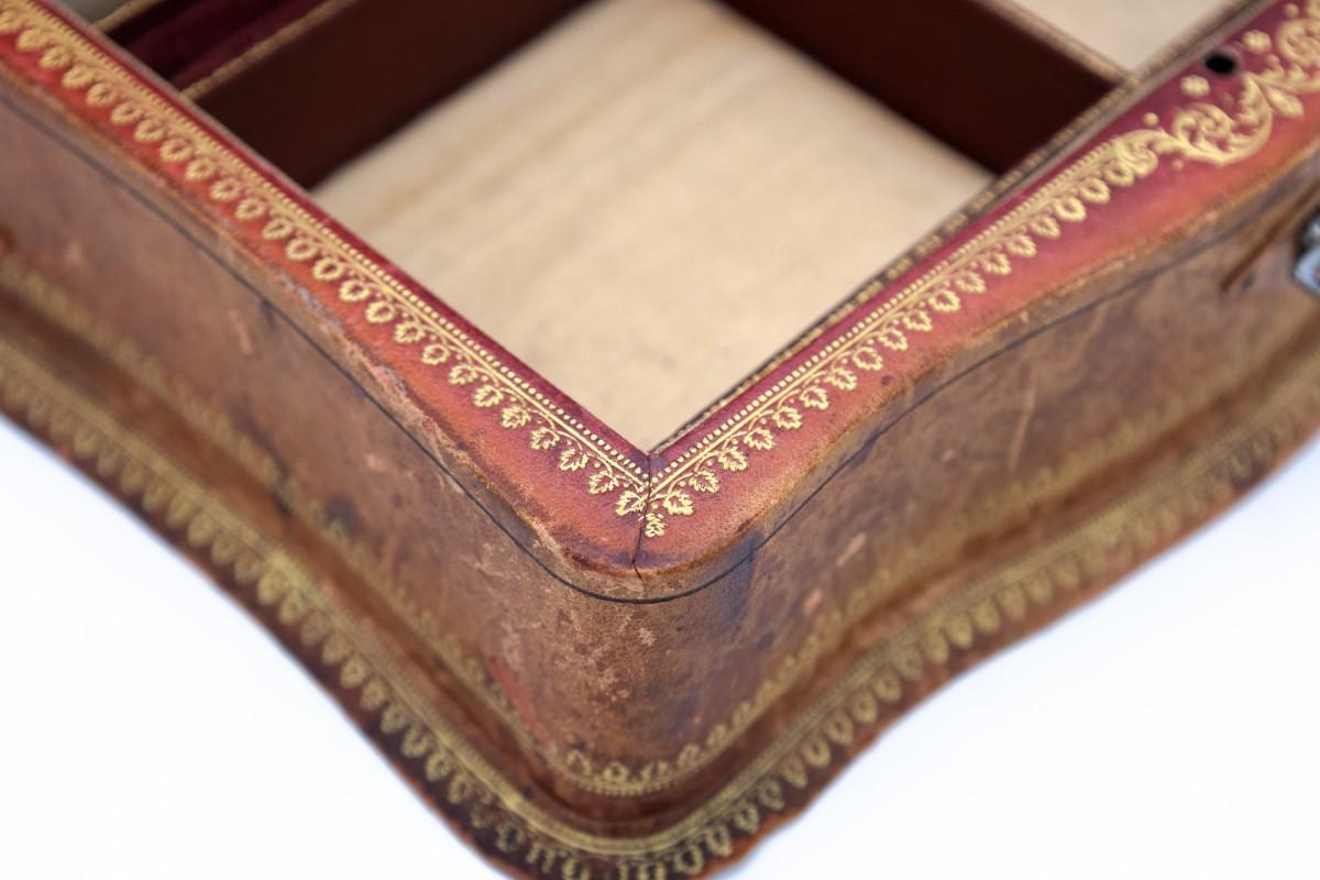 Femenino o masculino Gilded Embossed Antique French Leather Jewelry Box en venta