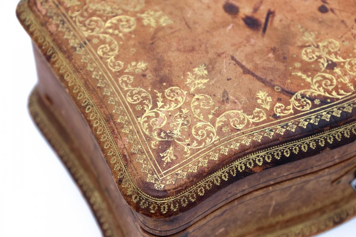 Gilded Embossed Antique French Leather Jewelry Box en venta 2