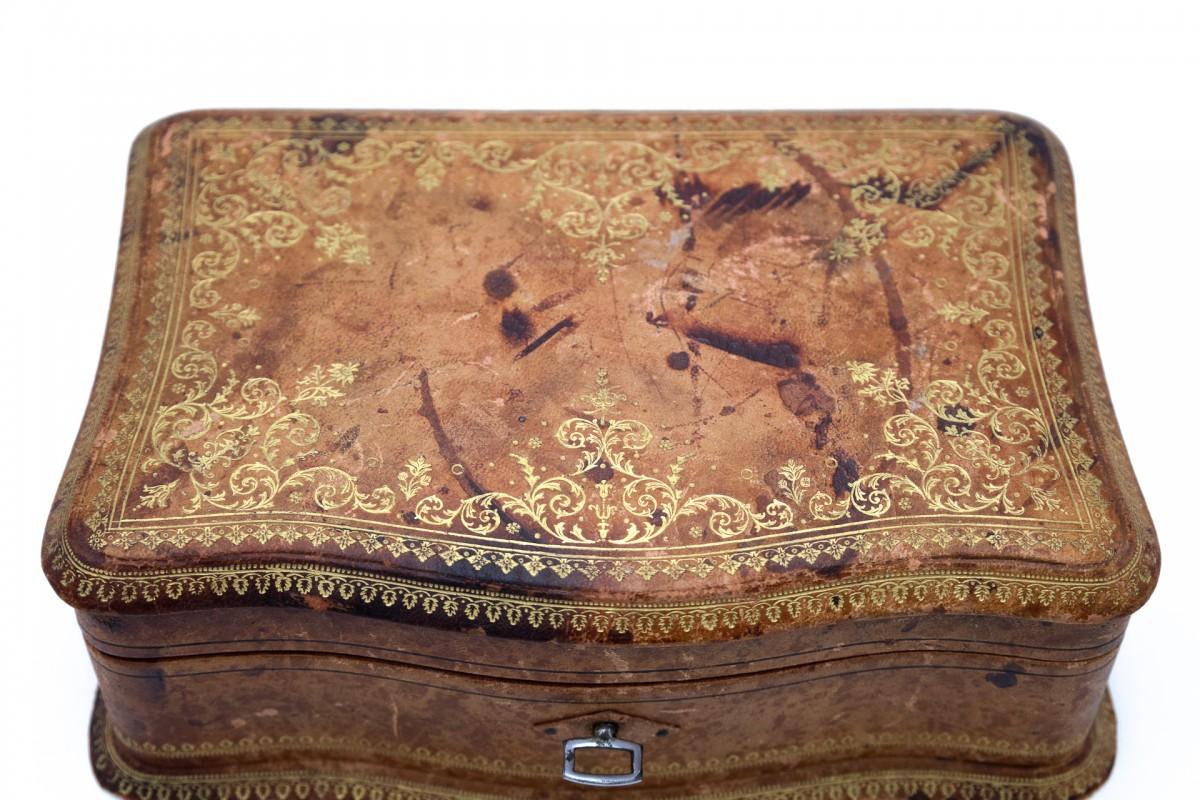 Gilded Embossed Antique French Leather Jewelry Box en venta 3