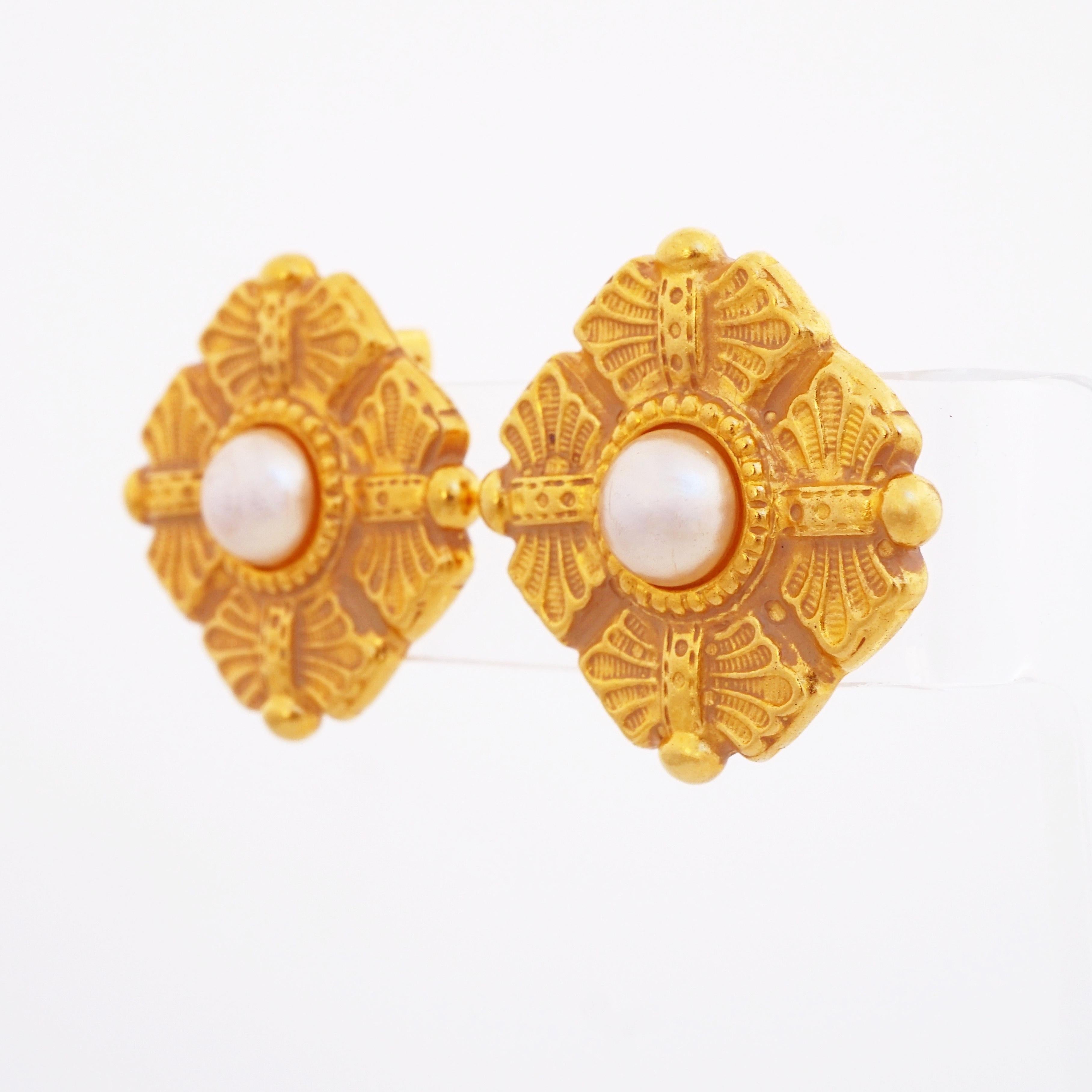 Moderne Boucles d'oreilles étrusques dorées avec fausses perles par Ben-Amun, années 1980 en vente