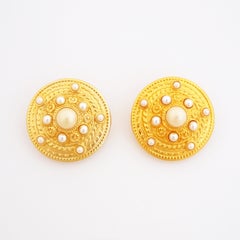 Pendientes dorados con medallón etrusco y perlas de imitación, Ben Amun, años 80