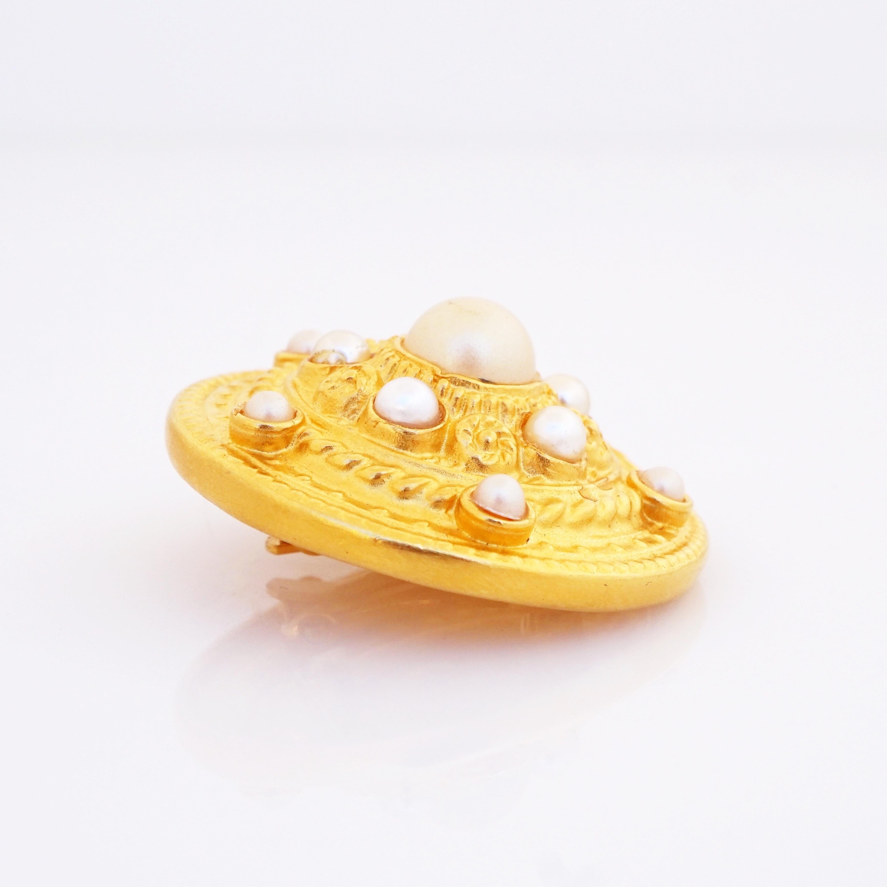 Moderne Boucles d'oreilles d'affirmation étrusques dorées avec fausses perles par Ben-Amun, années 1980 en vente