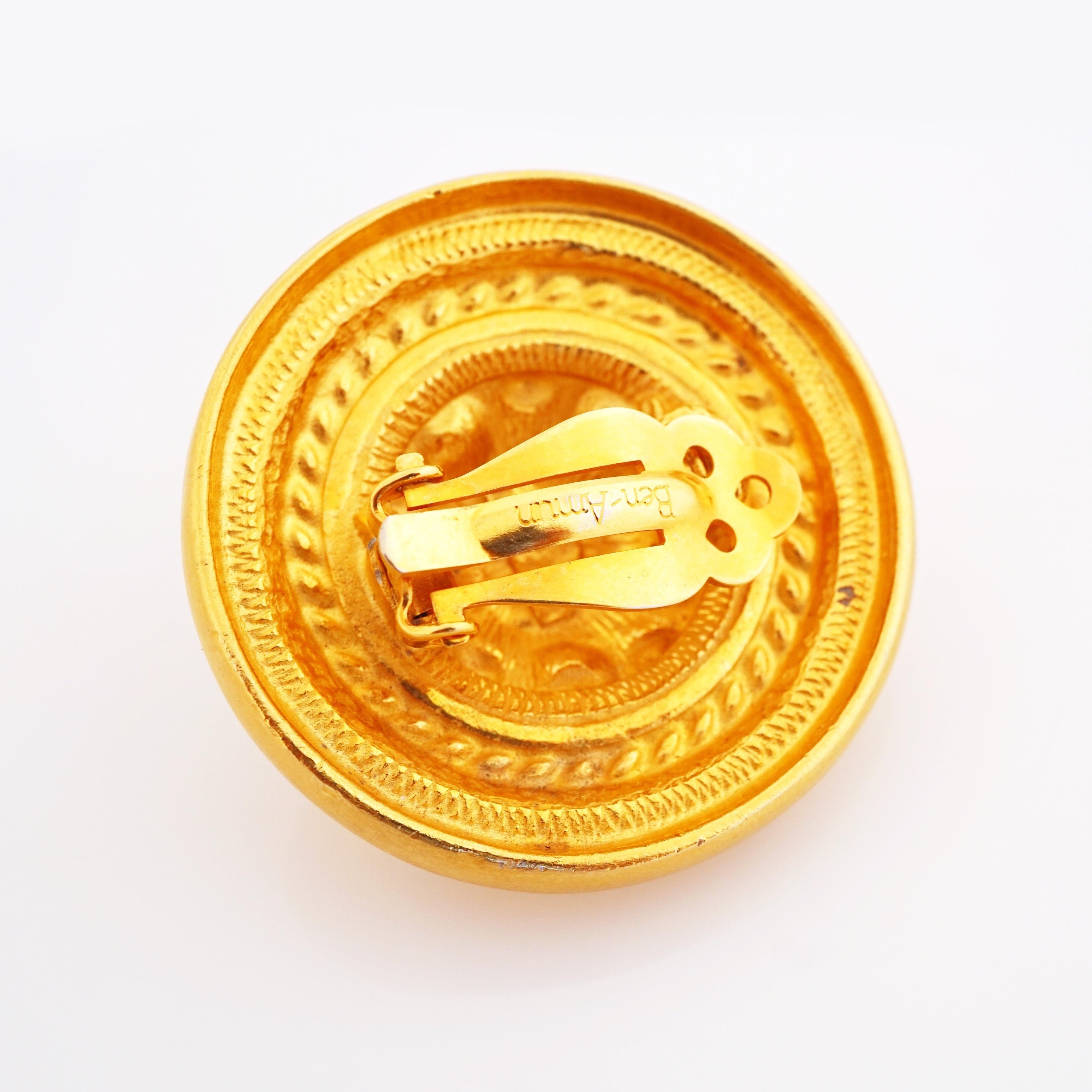Vergoldete etruskische Medaillon-Ohrringe mit Medaillon-Statement mit Kunstperlen von Ben-Amun, 1980er Jahre im Zustand „Gut“ im Angebot in McKinney, TX