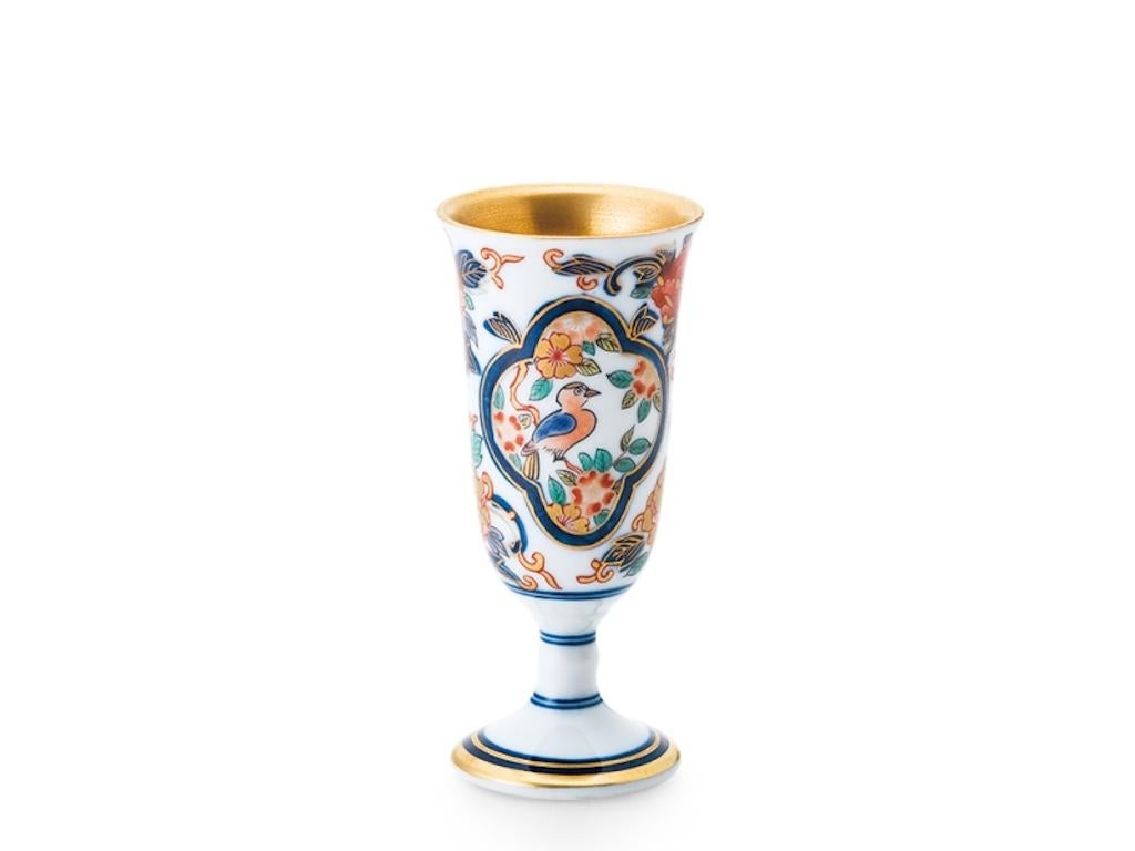 Einzigartige zeitgenössische japanische Ko-Imari (altes Imari) Porzellan Tasse mit kurzem Stiel, in leuchtenden roten, blauen und grünen Farben und großzügiger Goldapplikation, die charakteristisch für Ko-Imari Porzellan sind, genannt kinrande.