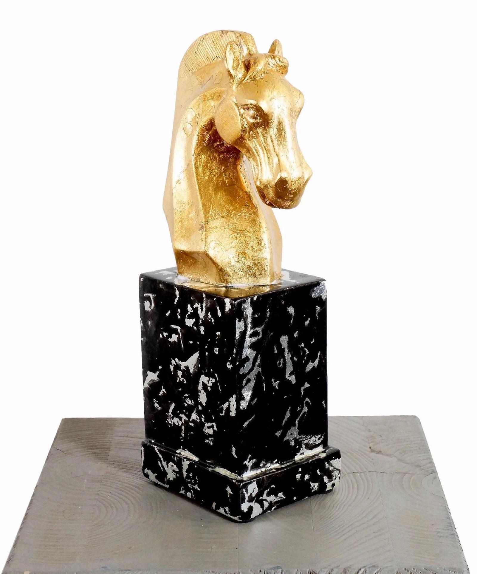 Moderne Sculpture de tête de cheval en fibre de verre dorée, œuvre contemporaine, XXIe siècle. en vente