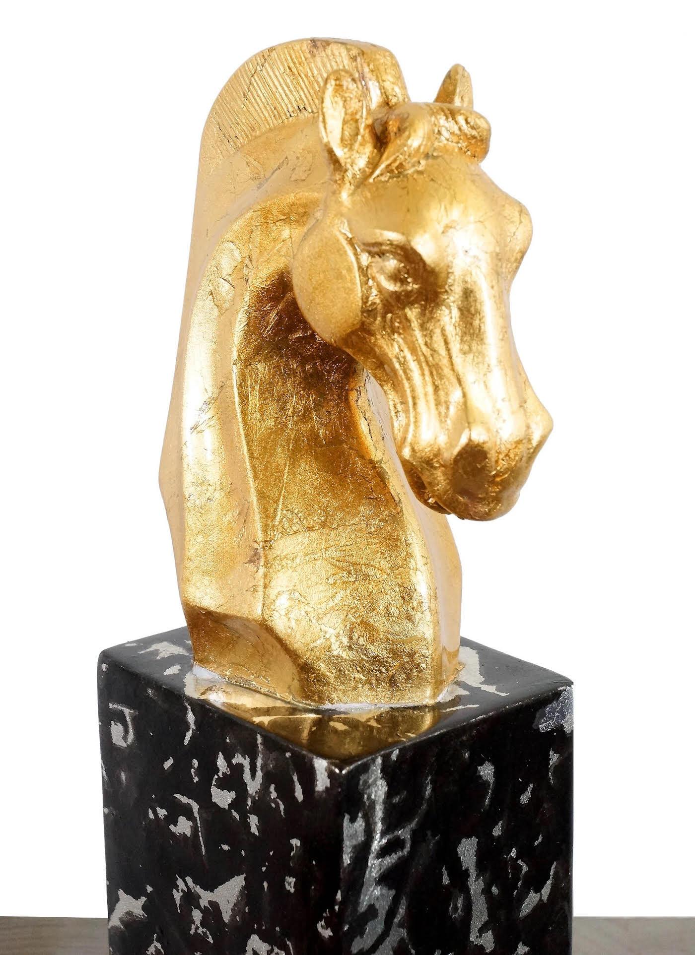 Français Sculpture de tête de cheval en fibre de verre dorée, œuvre contemporaine, XXIe siècle. en vente