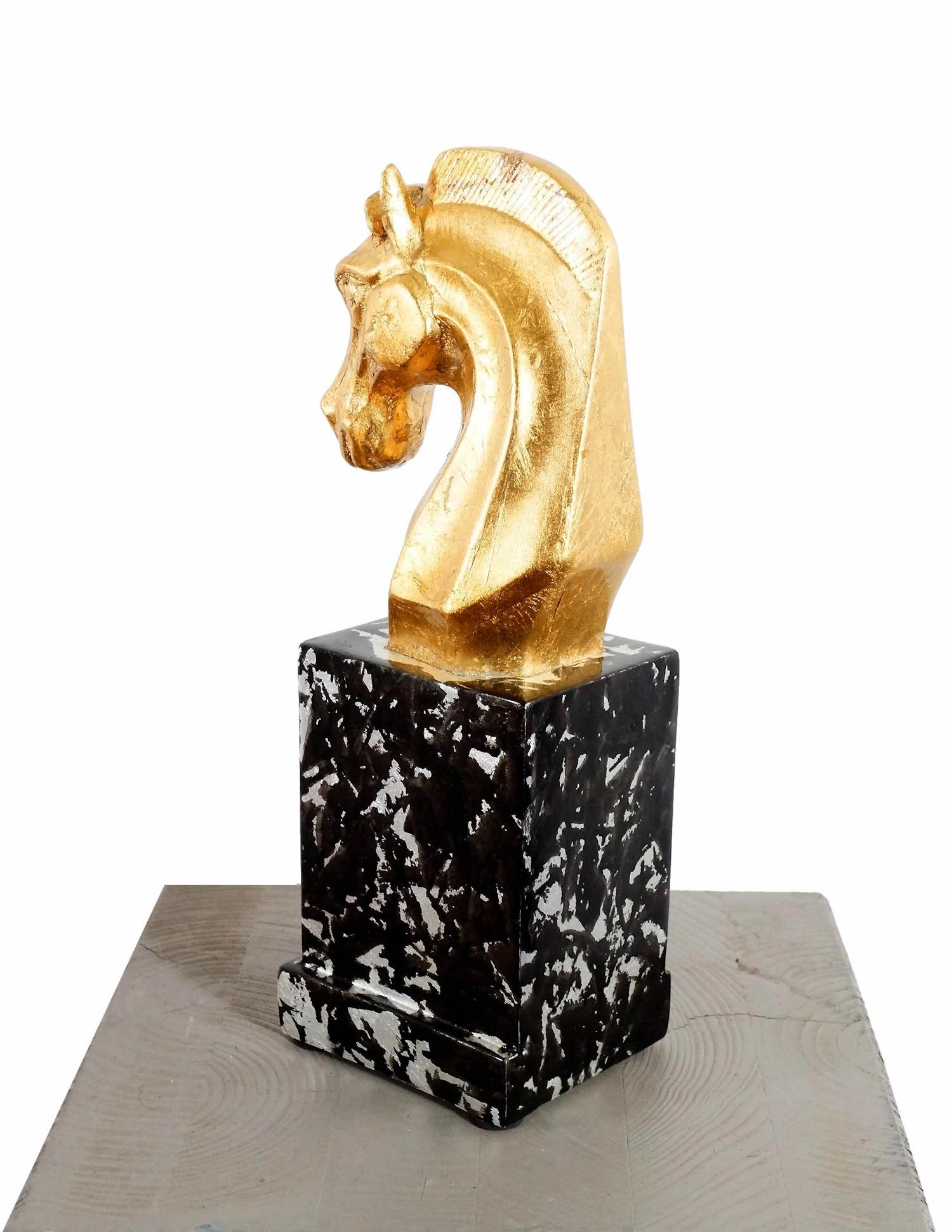 Doré Sculpture de tête de cheval en fibre de verre dorée, œuvre contemporaine, XXIe siècle. en vente