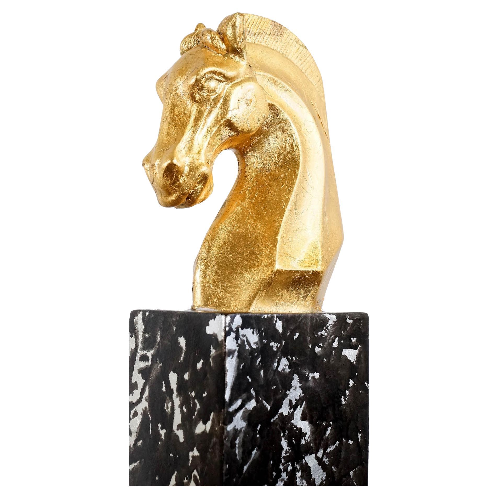 Sculpture de tête de cheval en fibre de verre dorée, œuvre contemporaine, XXIe siècle.