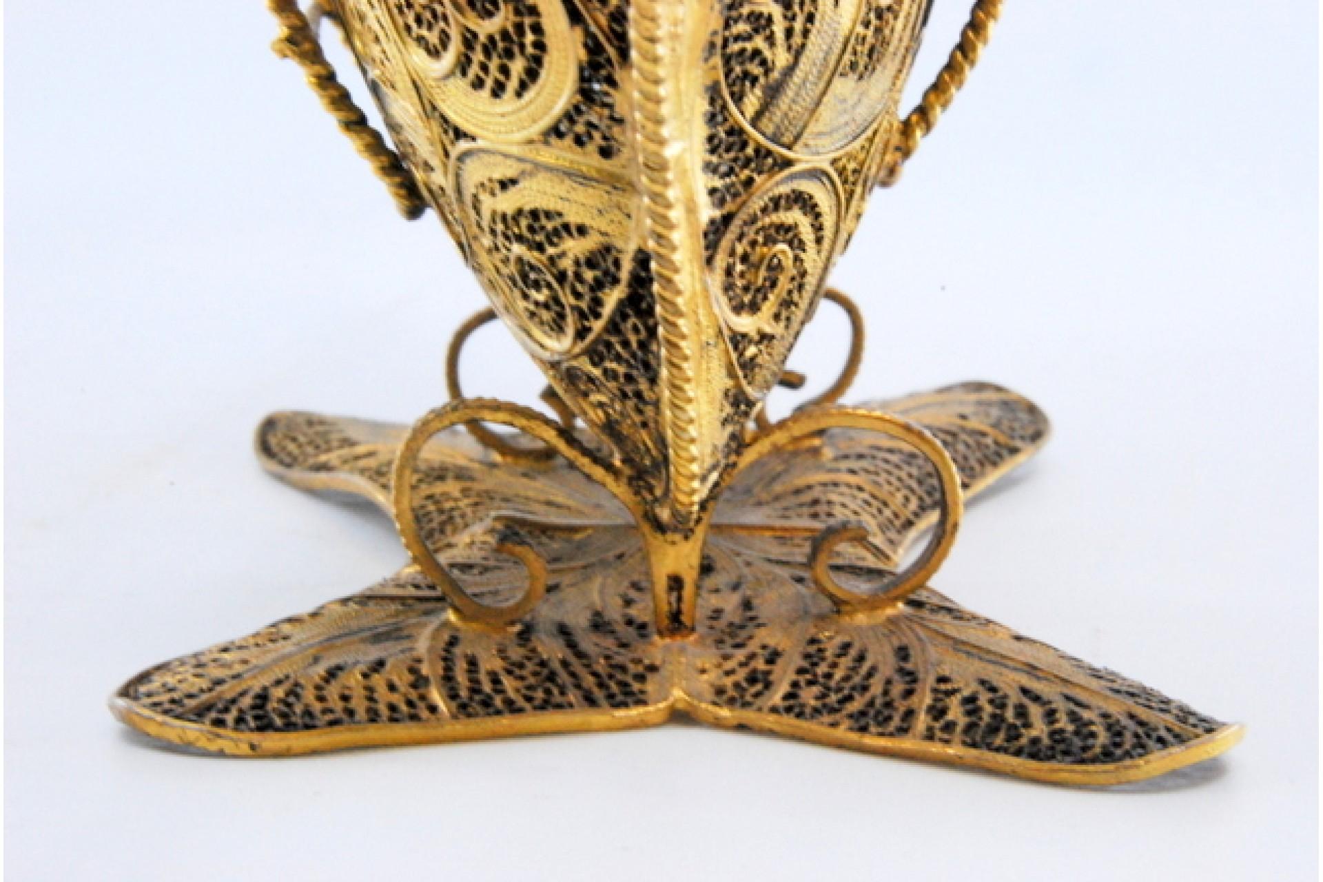 Description: Gilded silver filigree caravel with enameled crosses on the sails and resting on a scalloped base. Metal: Silver. Origin: Portuguese. Mark: Absent. Weight: 245.22 grams. Dimensions: 22x25cm. Content: 833/1000. Assay Mark: Absent.