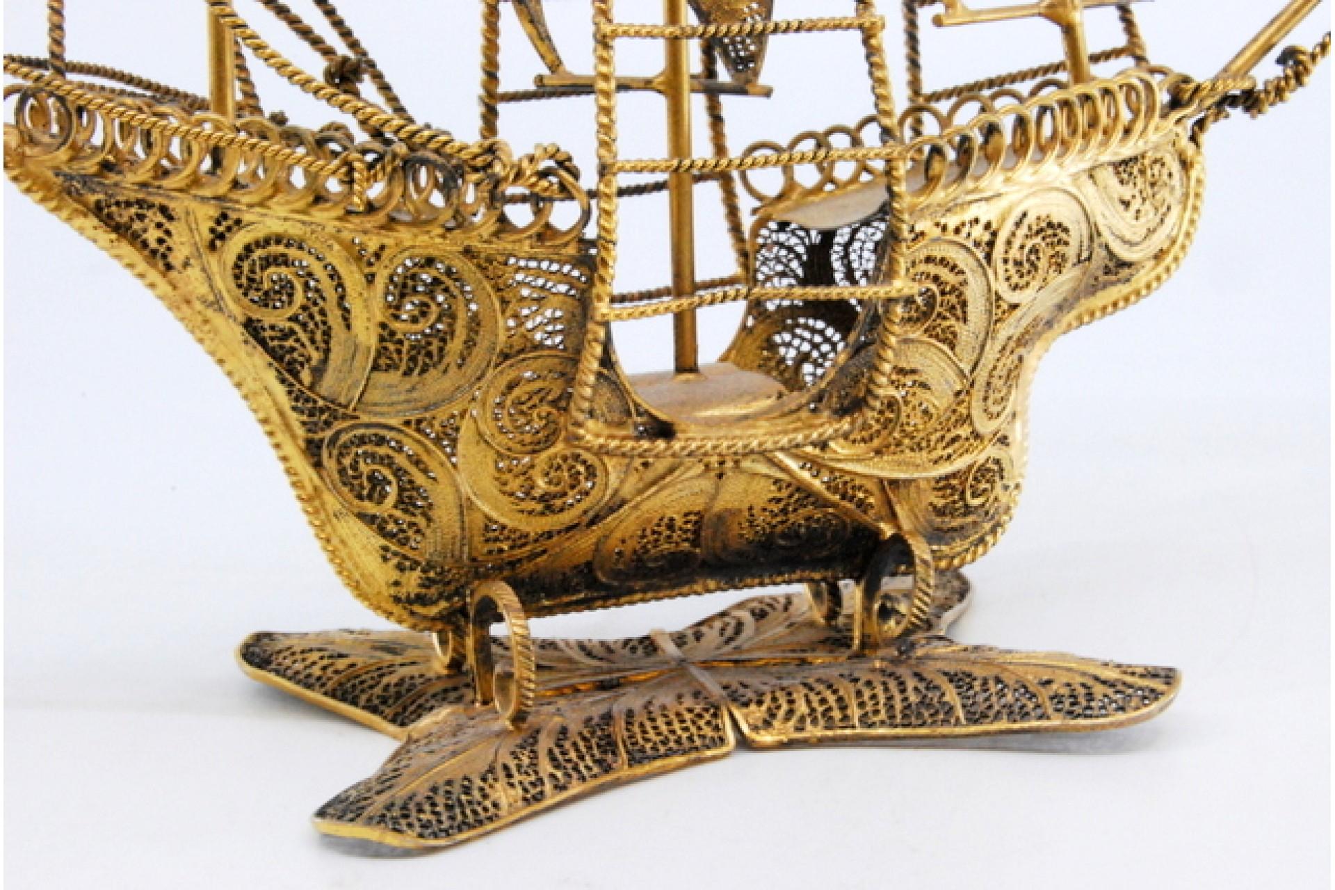 Gilded filigree caravel with enameled crosses on scalloped base In Good Condition For Sale In Porto, PT