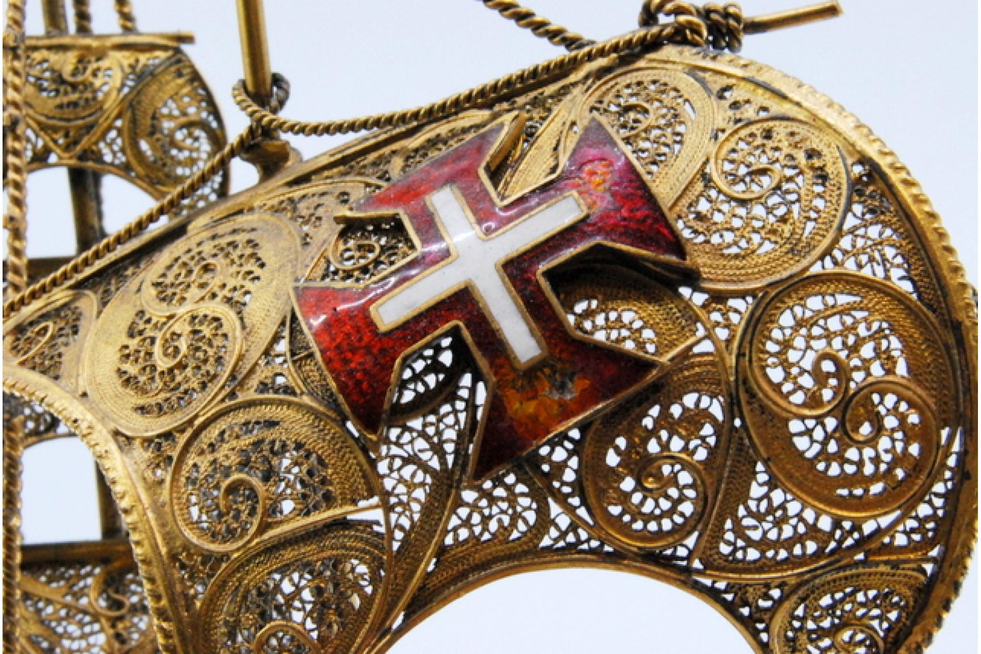 Gilded filigree caravel with enameled crosses on scalloped base For Sale 2