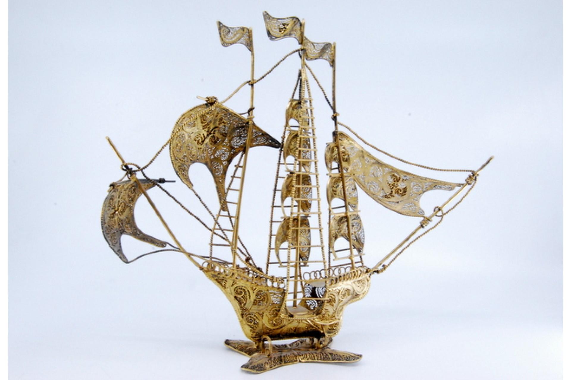 Gilded filigree caravel with enameled crosses on scalloped base For Sale 3