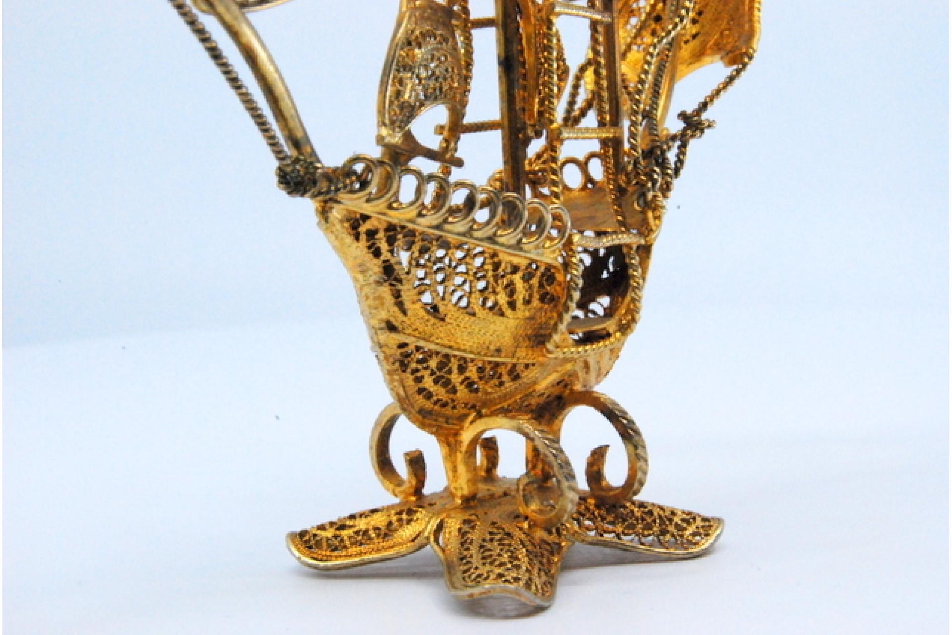 Gilded filigree caravel with enameled crosses on scalloped base For Sale 3