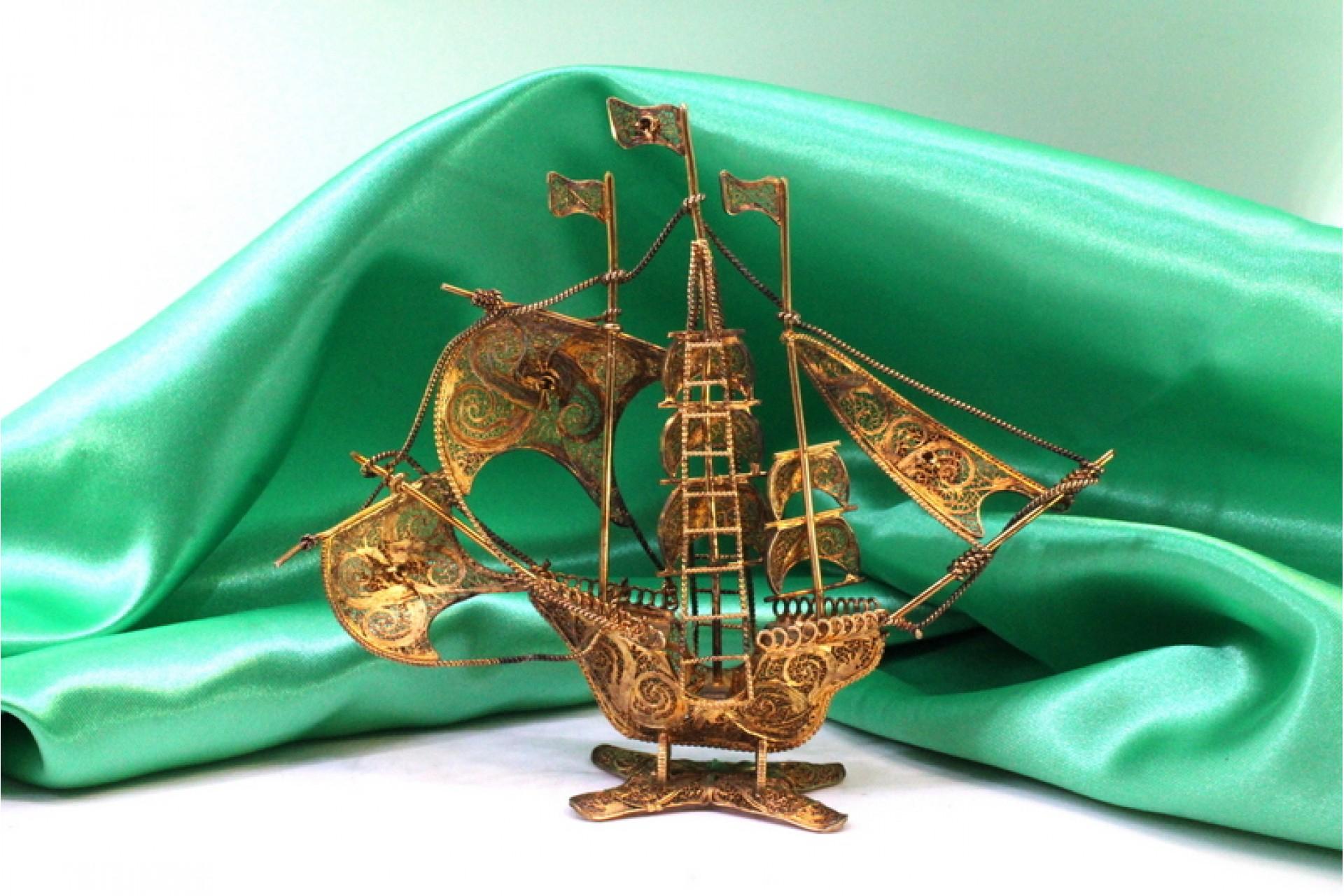 Gilded filigree caravel with Portuguese arms on scalloped base In Good Condition For Sale In Porto, PT