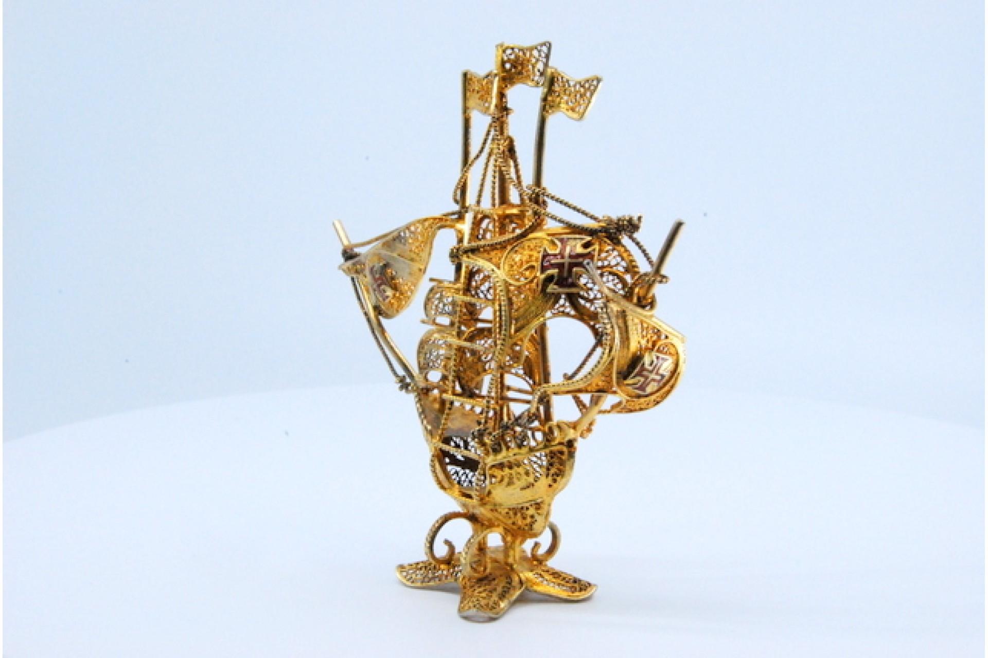 Gilded filigree caravel with Portuguese arms on scalloped base In Good Condition For Sale In Porto, PT