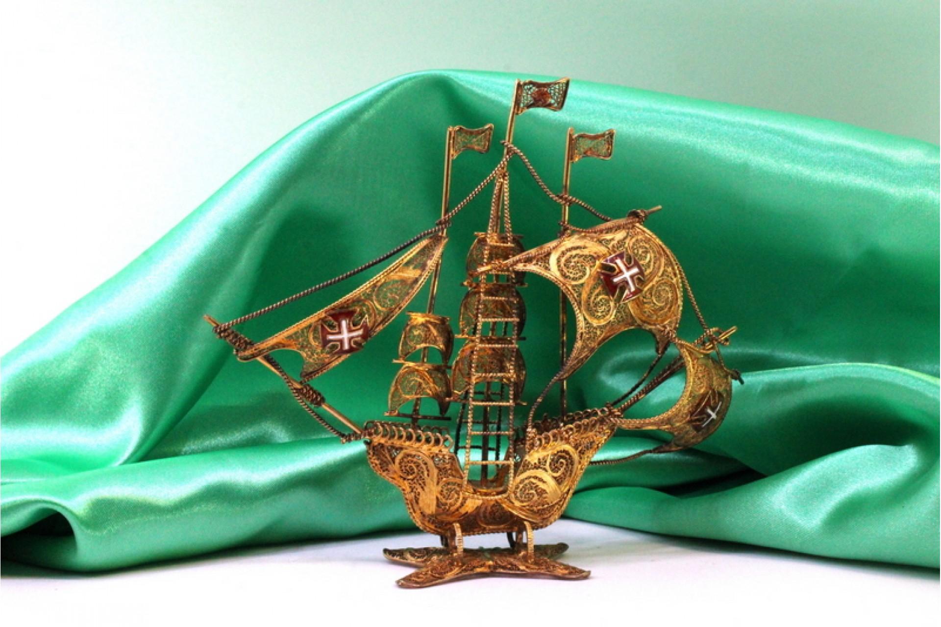 Gilded filigree caravel with Portuguese arms on scalloped base For Sale 1