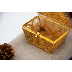 Scatola in filigrana d'argento dorata a forma di cestino con manico incernierato