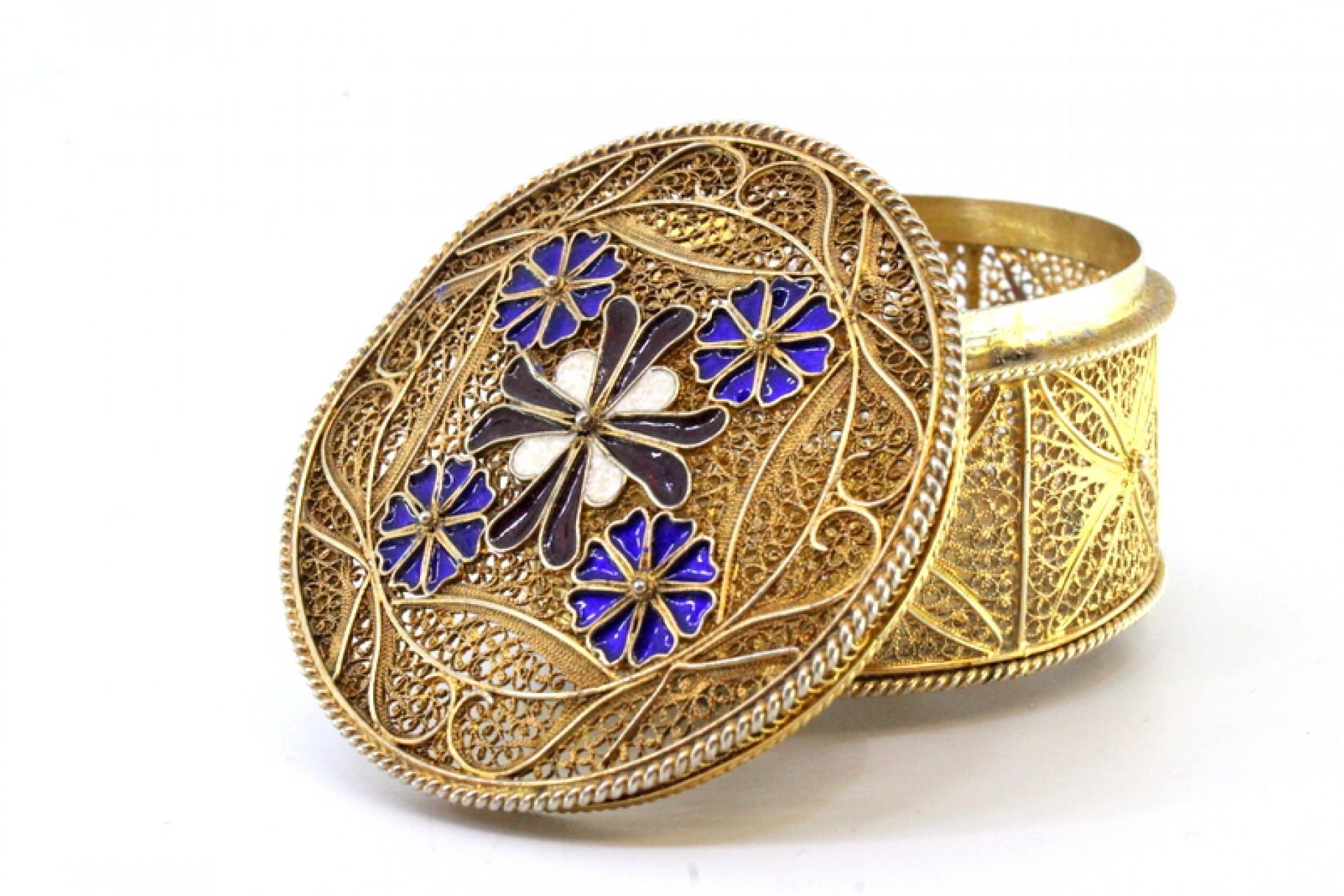 Europeo Gilded filigree silver box with enameled flowers and three feet in vendita