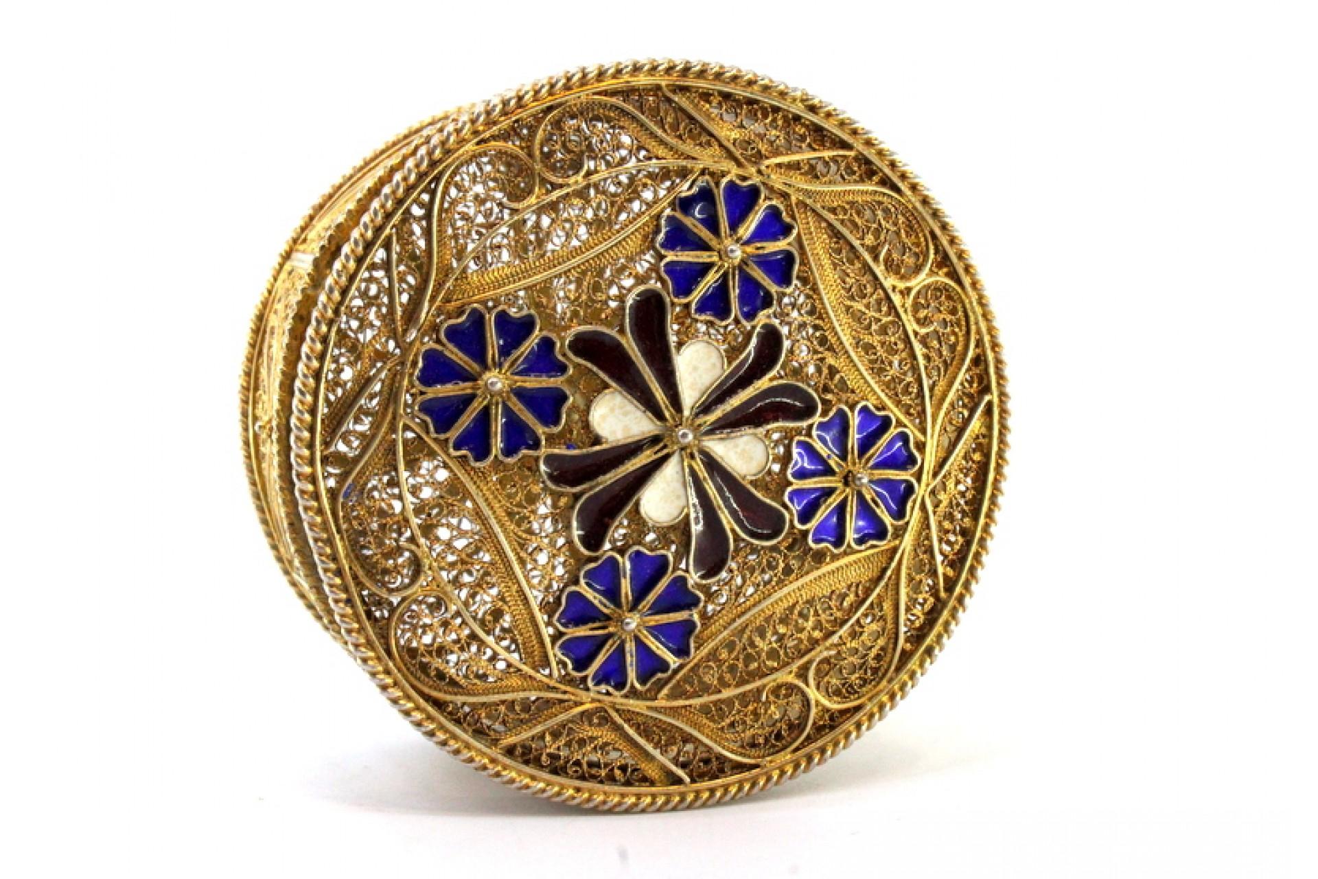 Gilded filigree silver box with enameled flowers and three feet In condizioni buone in vendita a Porto, PT