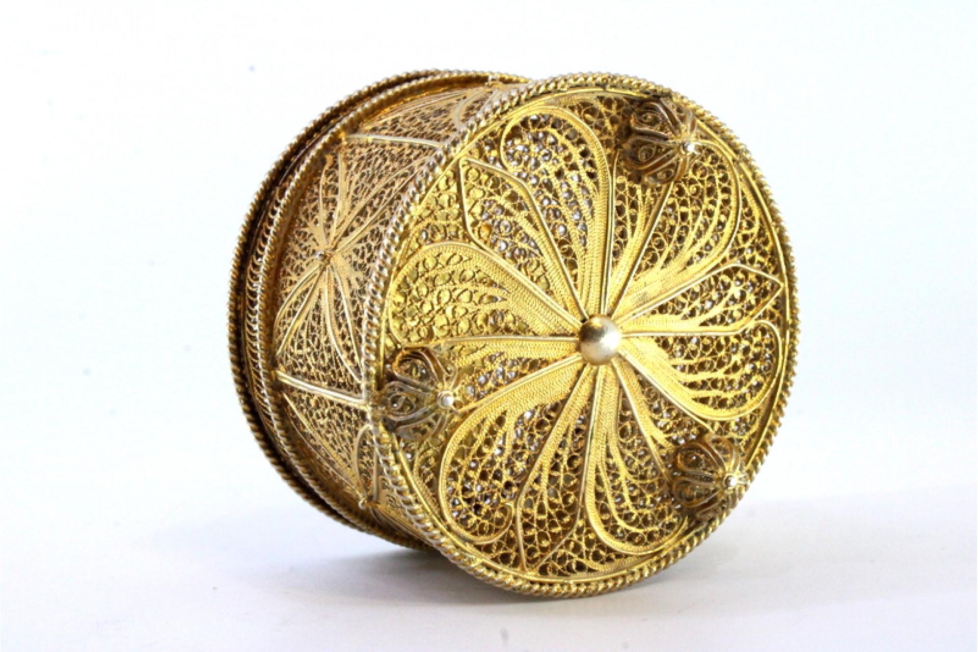 XIX secolo Gilded filigree silver box with enameled flowers and three feet in vendita
