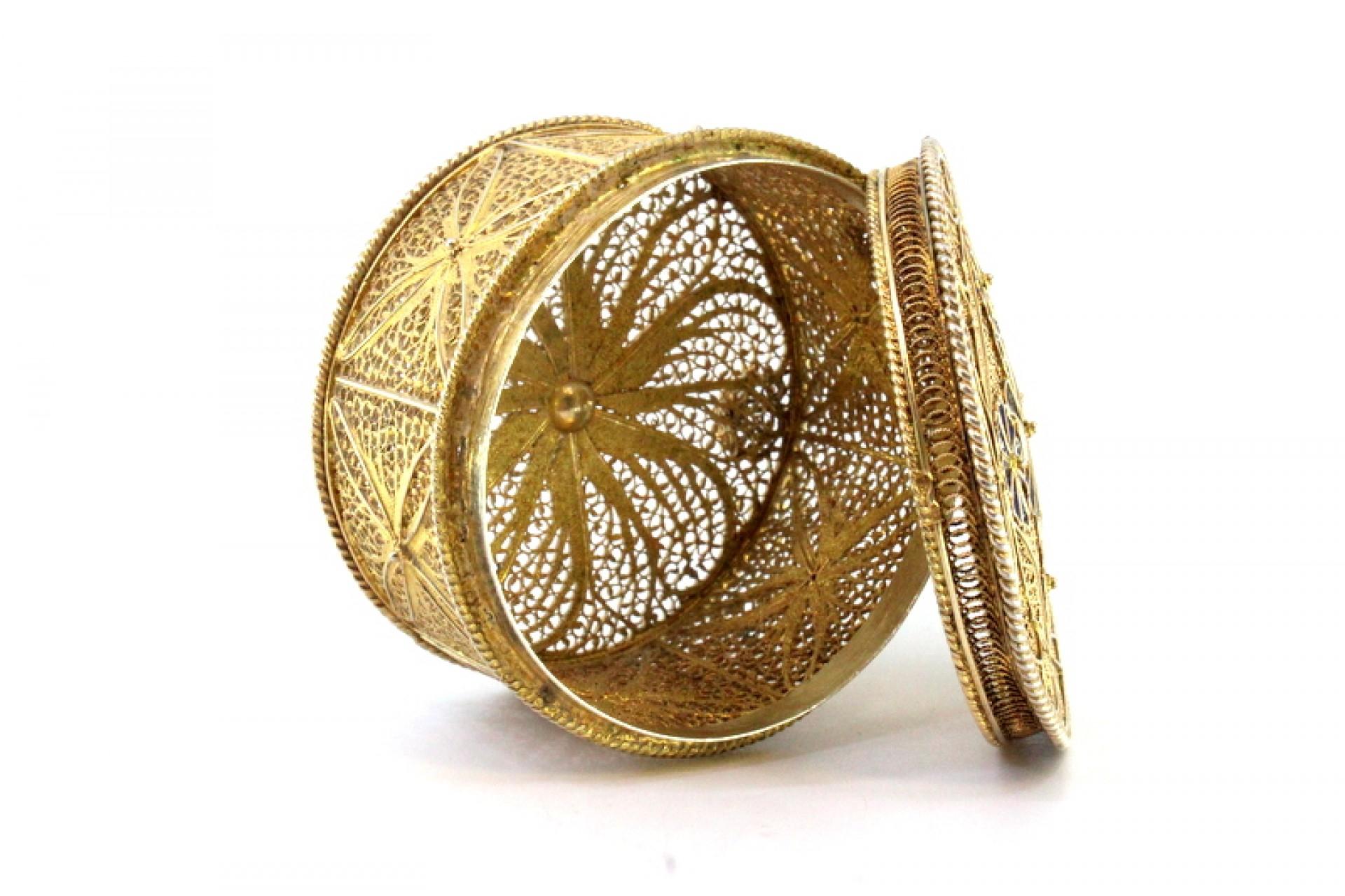 Argento Gilded filigree silver box with enameled flowers and three feet in vendita