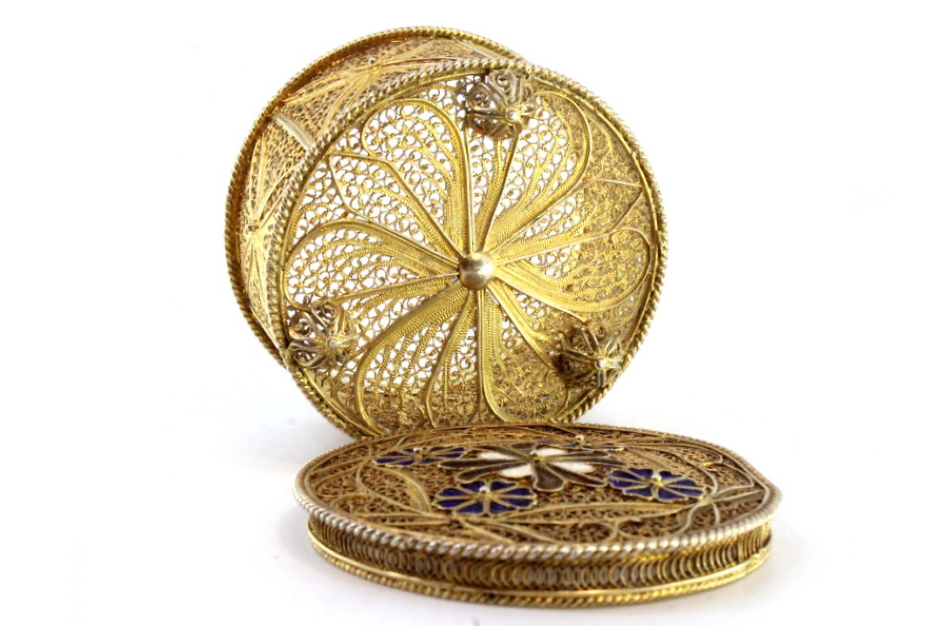 Gilded filigree silver box with enameled flowers and three feet in vendita 1
