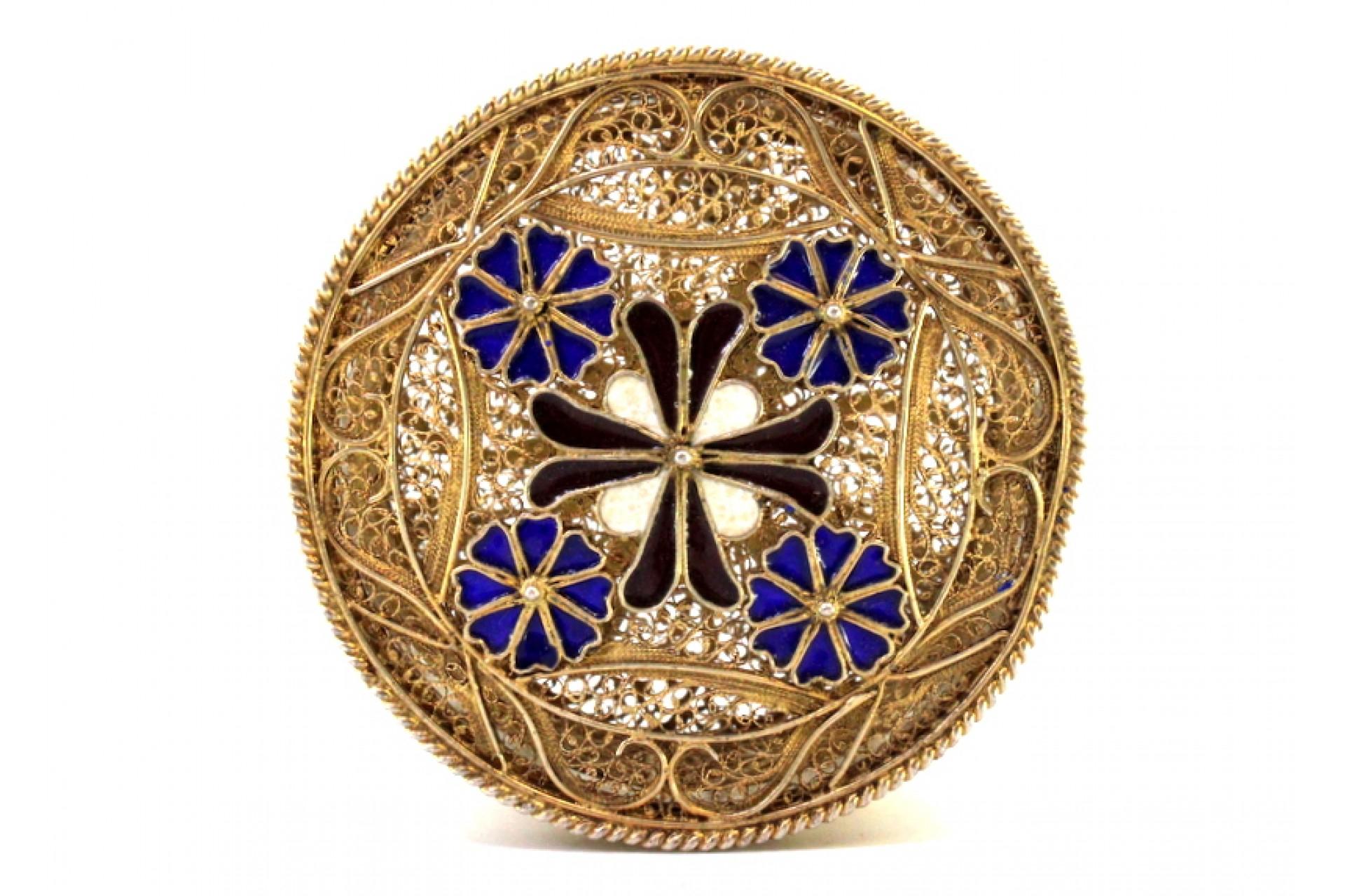 Gilded filigree silver box with enameled flowers and three feet in vendita 2