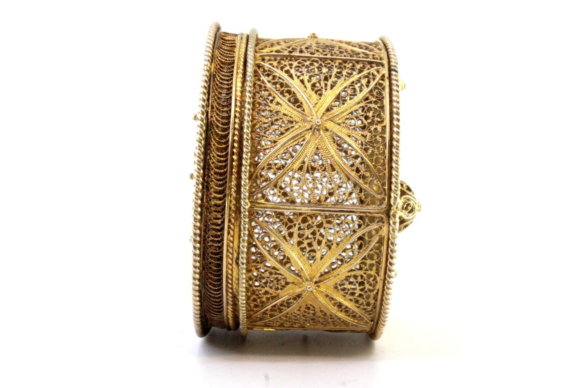 Gilded filigree silver box with enameled flowers and three feet in vendita 3