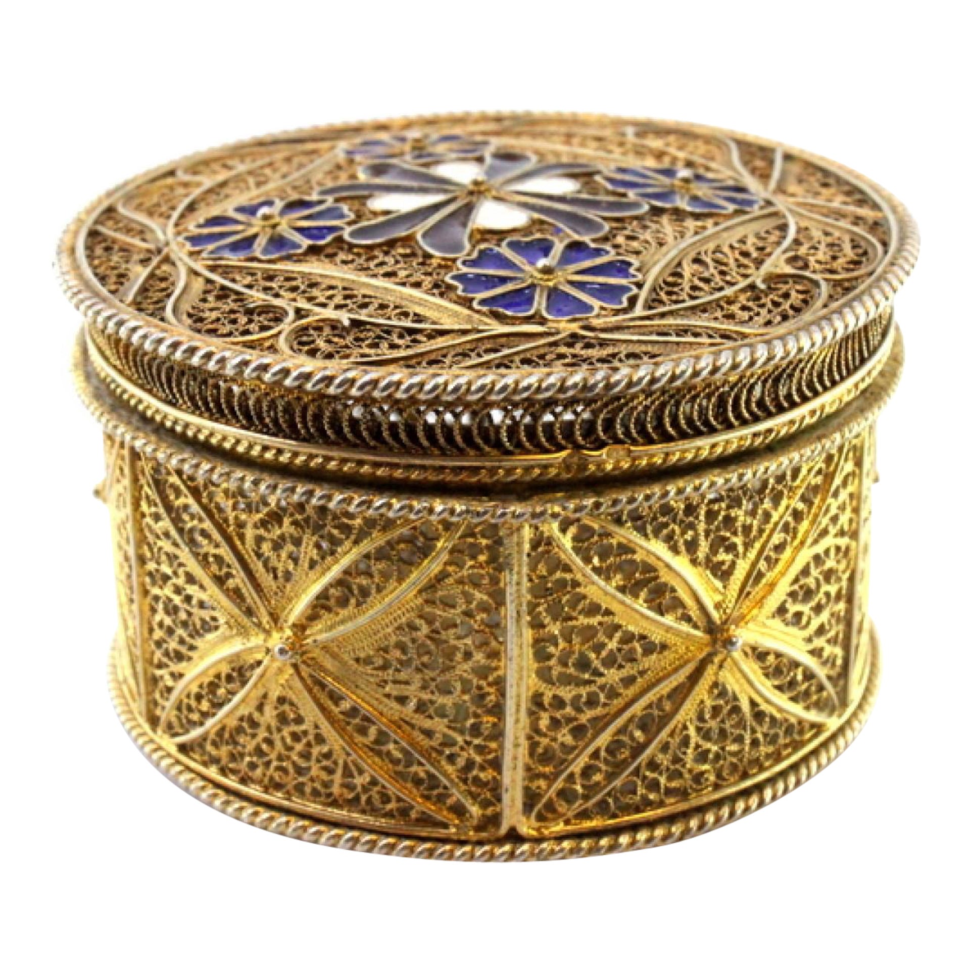 Gilded filigree silver box with enameled flowers and three feet in vendita