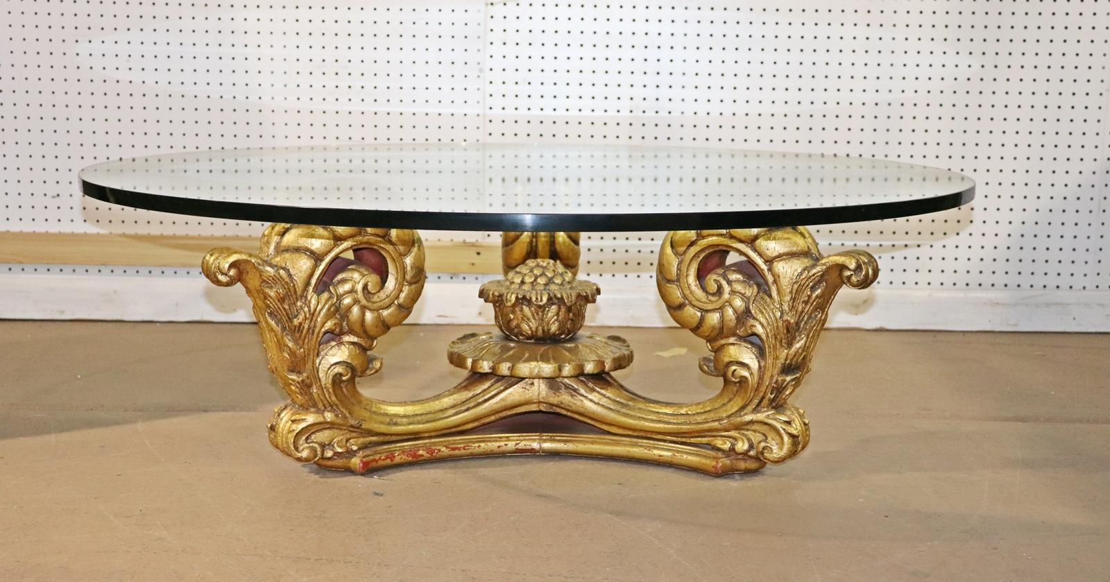 Français Table basse ronde de style Louis XV sculptée et dorée de qualité supérieure  en vente