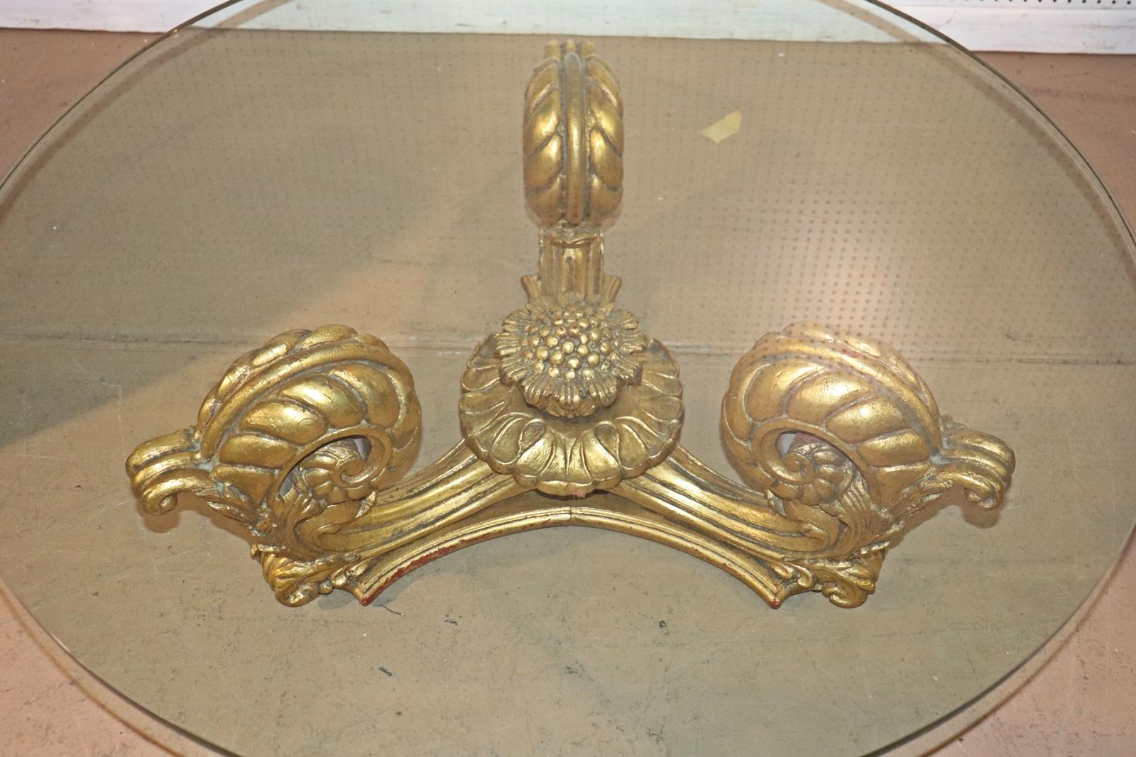 Gilded Fine Quality Carved Louis XV Style Round Coffee Table  In Good Condition For Sale In Swedesboro, NJ