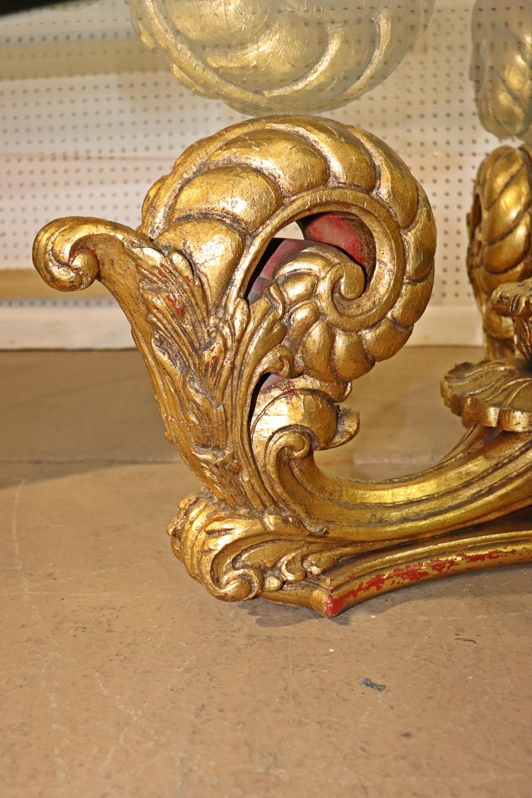 Vergoldeter, hochwertiger, geschnitzter runder Couchtisch im Louis-XV-Stil  im Zustand „Gut“ im Angebot in Swedesboro, NJ