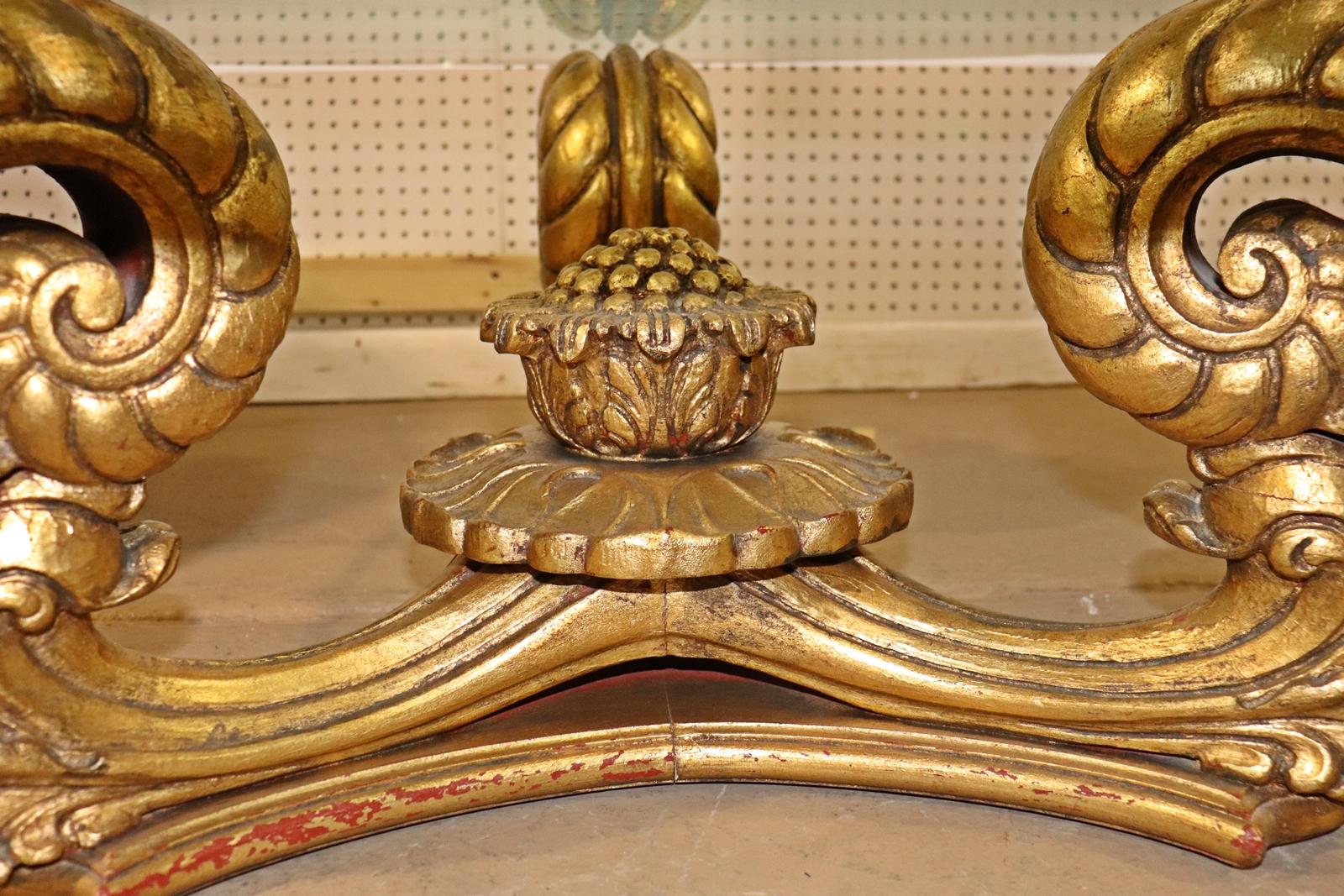 Vergoldeter, hochwertiger, geschnitzter runder Couchtisch im Louis-XV-Stil  (Mitte des 20. Jahrhunderts) im Angebot