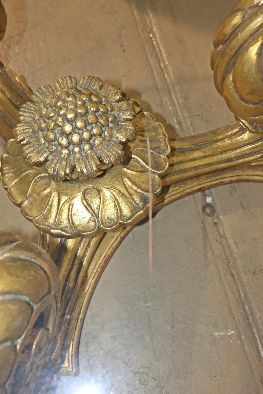 Vergoldeter, hochwertiger, geschnitzter runder Couchtisch im Louis-XV-Stil  im Angebot 1
