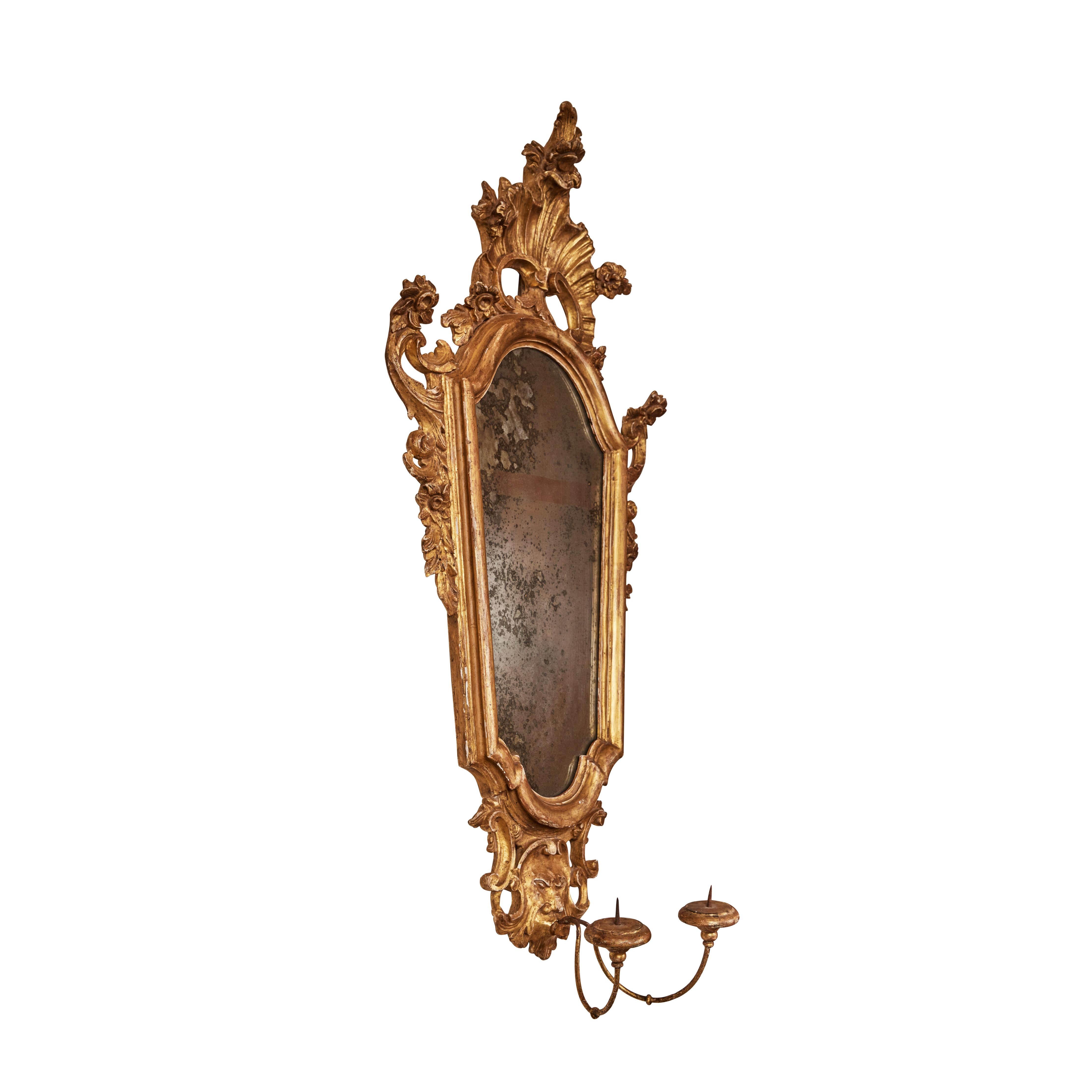 Paire de miroirs à cadre sculptés, gessés et dorés.  Miroir original avec des taches et des pertes d'argenture sur les plaques.  Chandeliers en bois et tole dorée.  De la région de Florence.