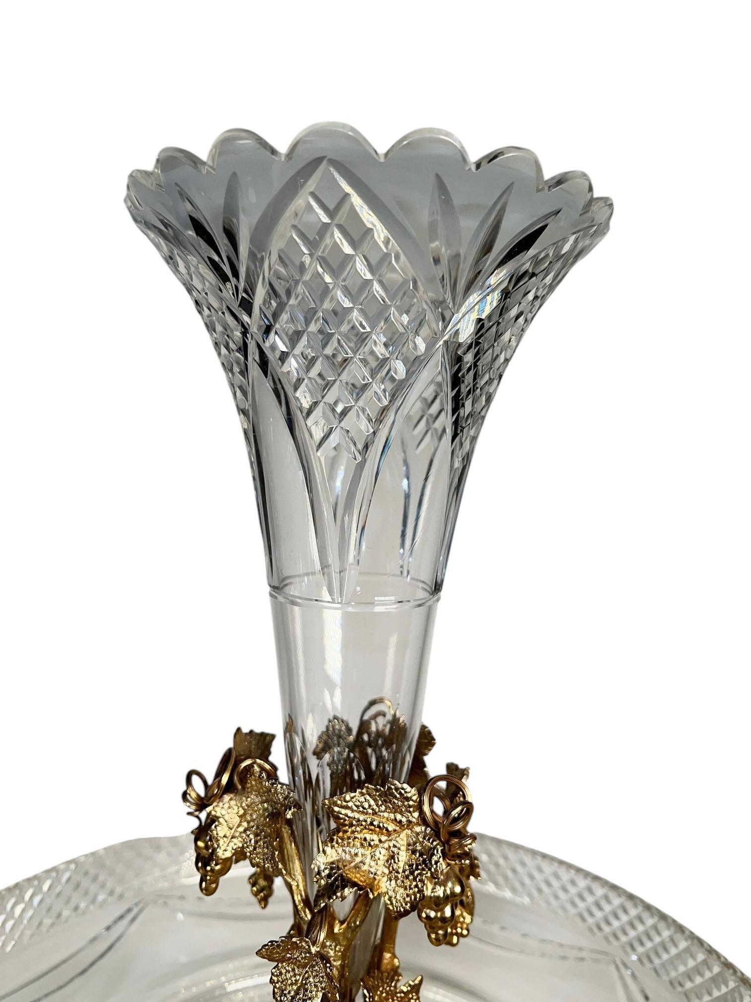 Eine vergoldete Epergne aus geschliffenem Kristall aus dem 19. Jahrhundert, verziert mit kunstvollen Trauben und Reben. Ein atemberaubendes Stück aus der Zeit um 1890 in Frankreich, das jedem Raum einen Hauch von zeitloser Eleganz verleiht.  