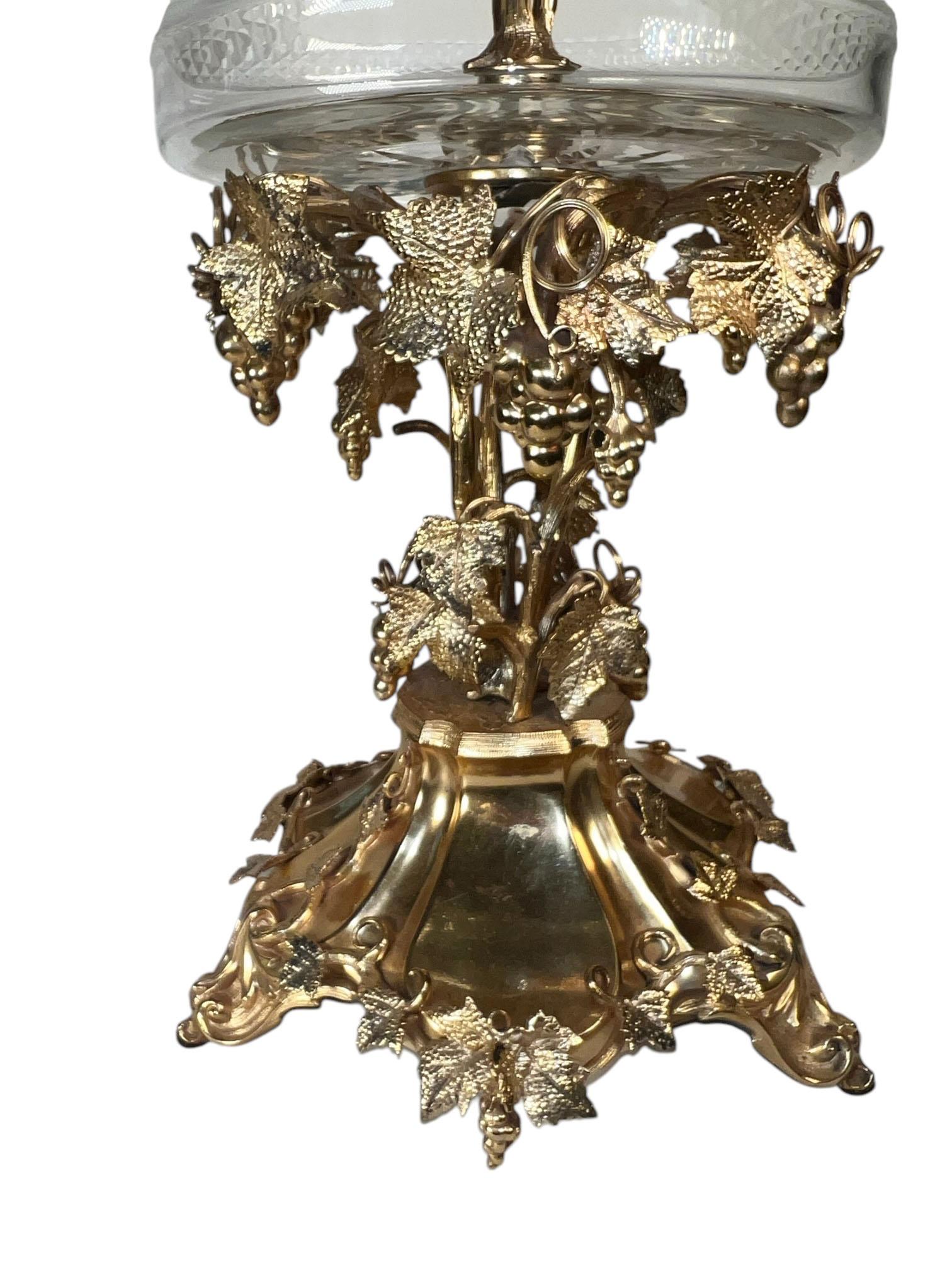 Vergoldetes französisches Kristall-Epergne (Messing) im Angebot