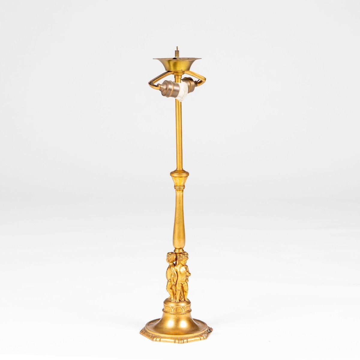 Empire Lampe de table française dorée avec putti. en vente