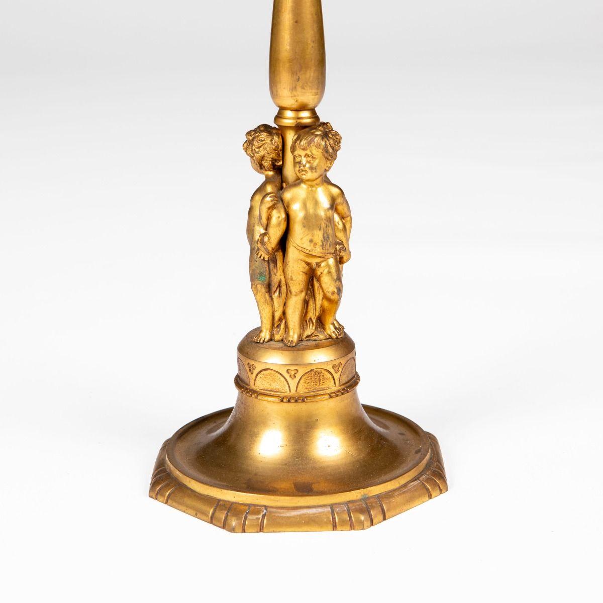 Français Lampe de table française dorée avec putti. en vente