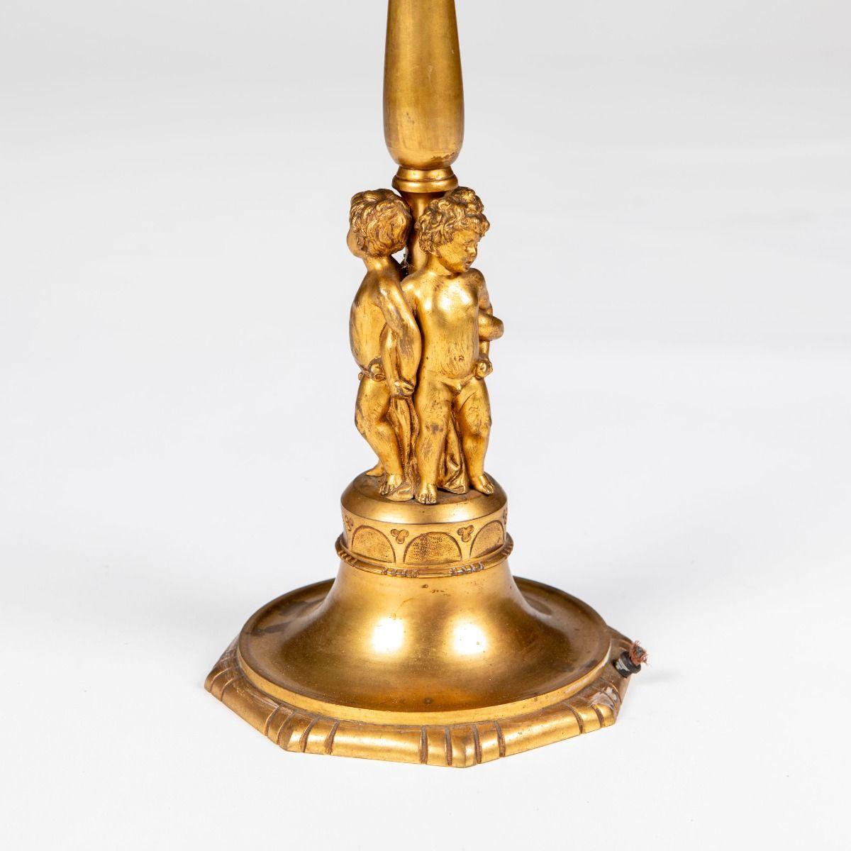 Doré Lampe de table française dorée avec putti. en vente