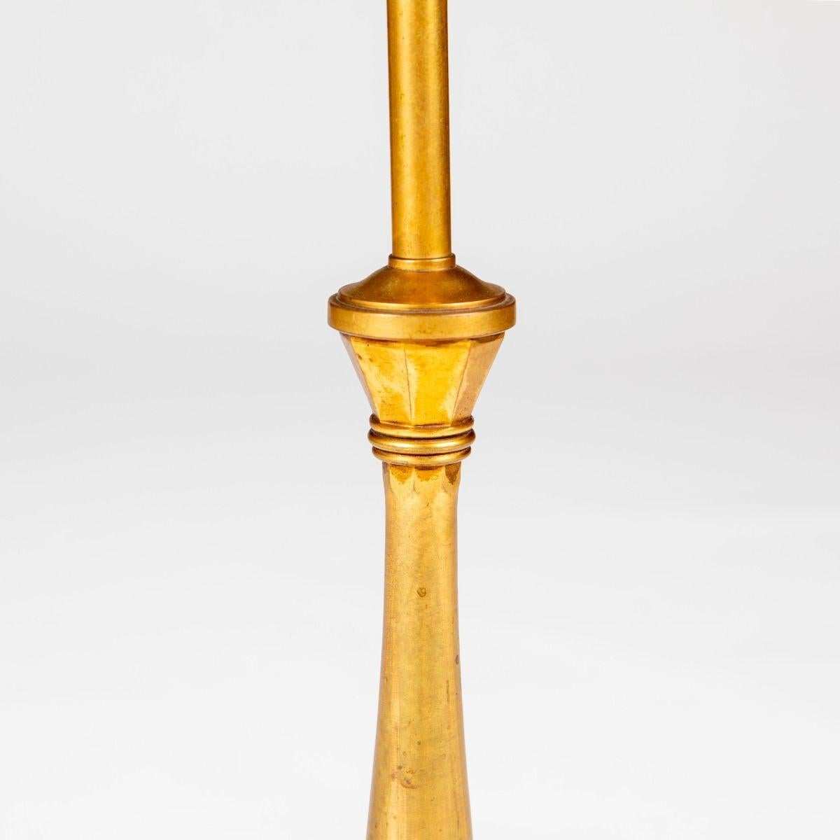 Début du 20ème siècle Lampe de table française dorée avec putti. en vente