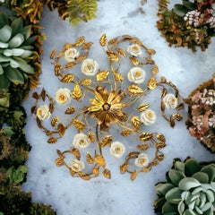 Lámpara de empotrar de metal dorado y rosas de mayólica Hollywood Regency, Italia