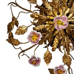 Lámpara de empotrar de metal dorado y rosas de mayólica Hollywood Regency, Italia