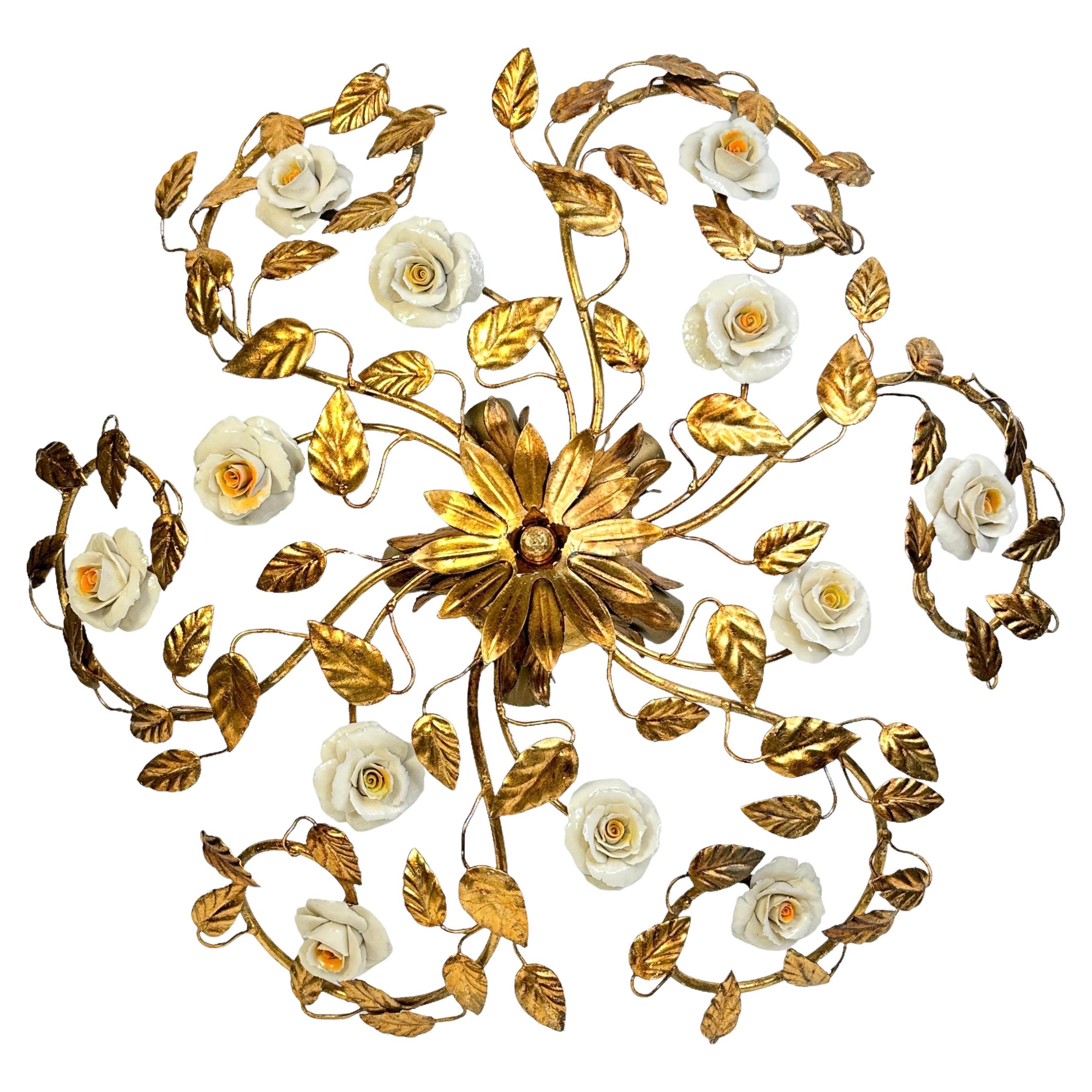 Monture encastrée Hollywood Regency en métal doré et roses de majolique, Italie