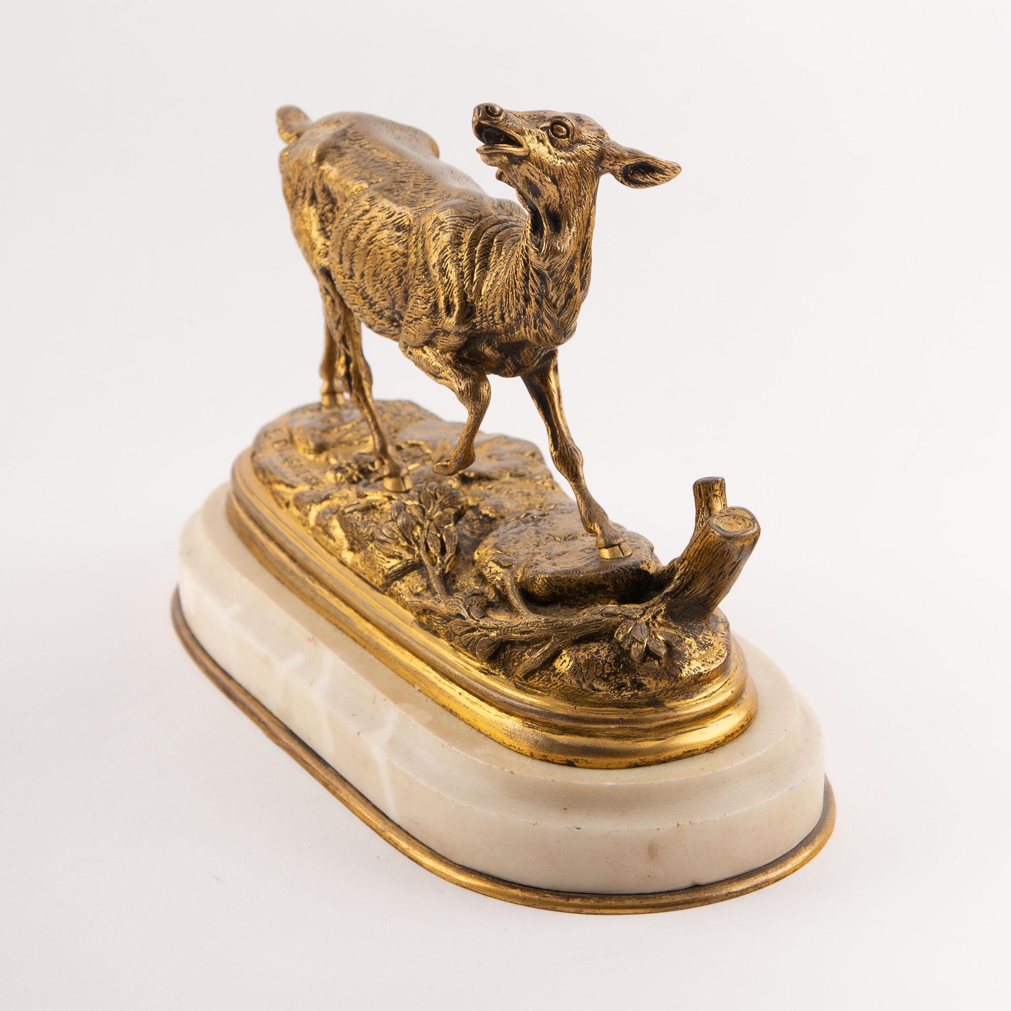 Édouard-Paul Delabrierre (Franzose, 1829-1912), Hind (Hirsch) neben einem Baumstumpf - feuervergoldete Bronze auf weißem Marmor, Anfang 20.
Eine scharf ziselierte, feuervergoldete Bronzestudie einer Ricke, die wachsam über eine felsige Lichtung