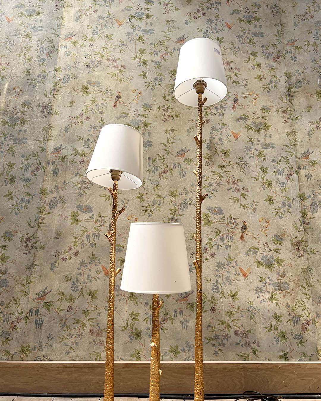 Gilded Hammered Metal Floor Lamp with Three Light Arms In Good Condition In TOURCOING, FR