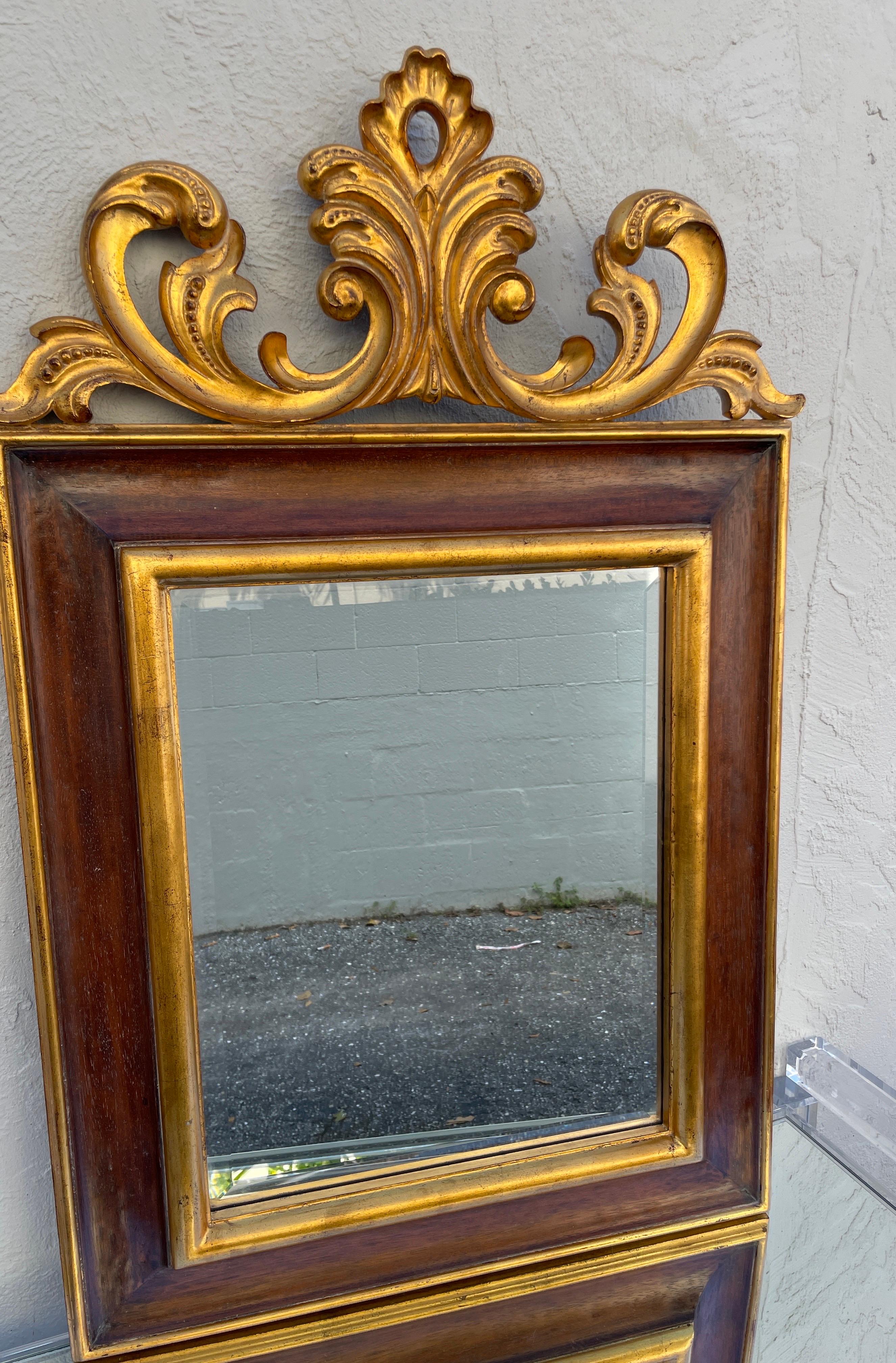 Merveilleux miroir mural sculpté et doré à la main par la Dauphine Mirror Co. Une combinaison de bois sombre naturel et de cadres et dessus dorés.