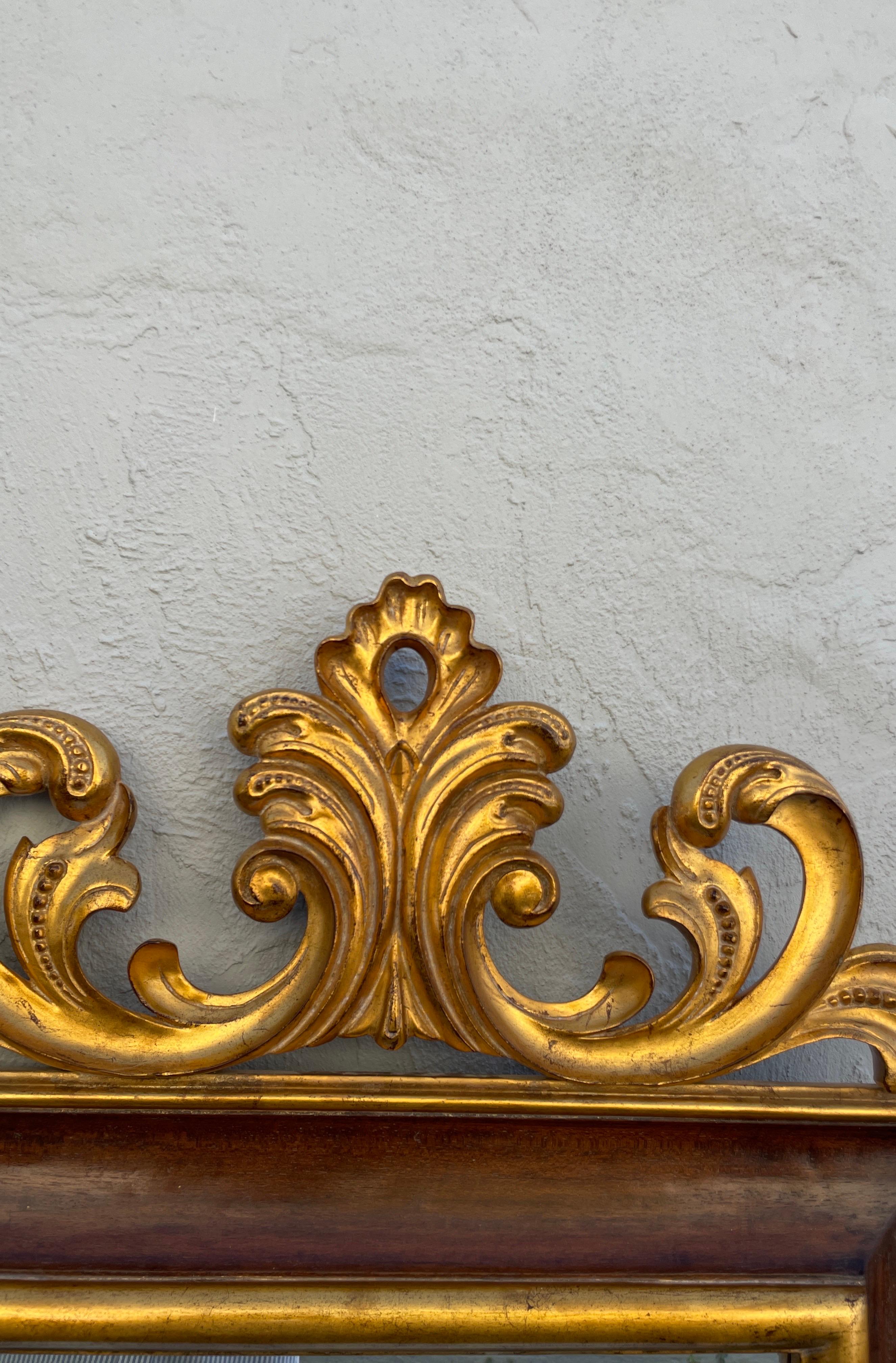 Américain Miroir sculpté à la main par Dauphine Mirror Co. en vente