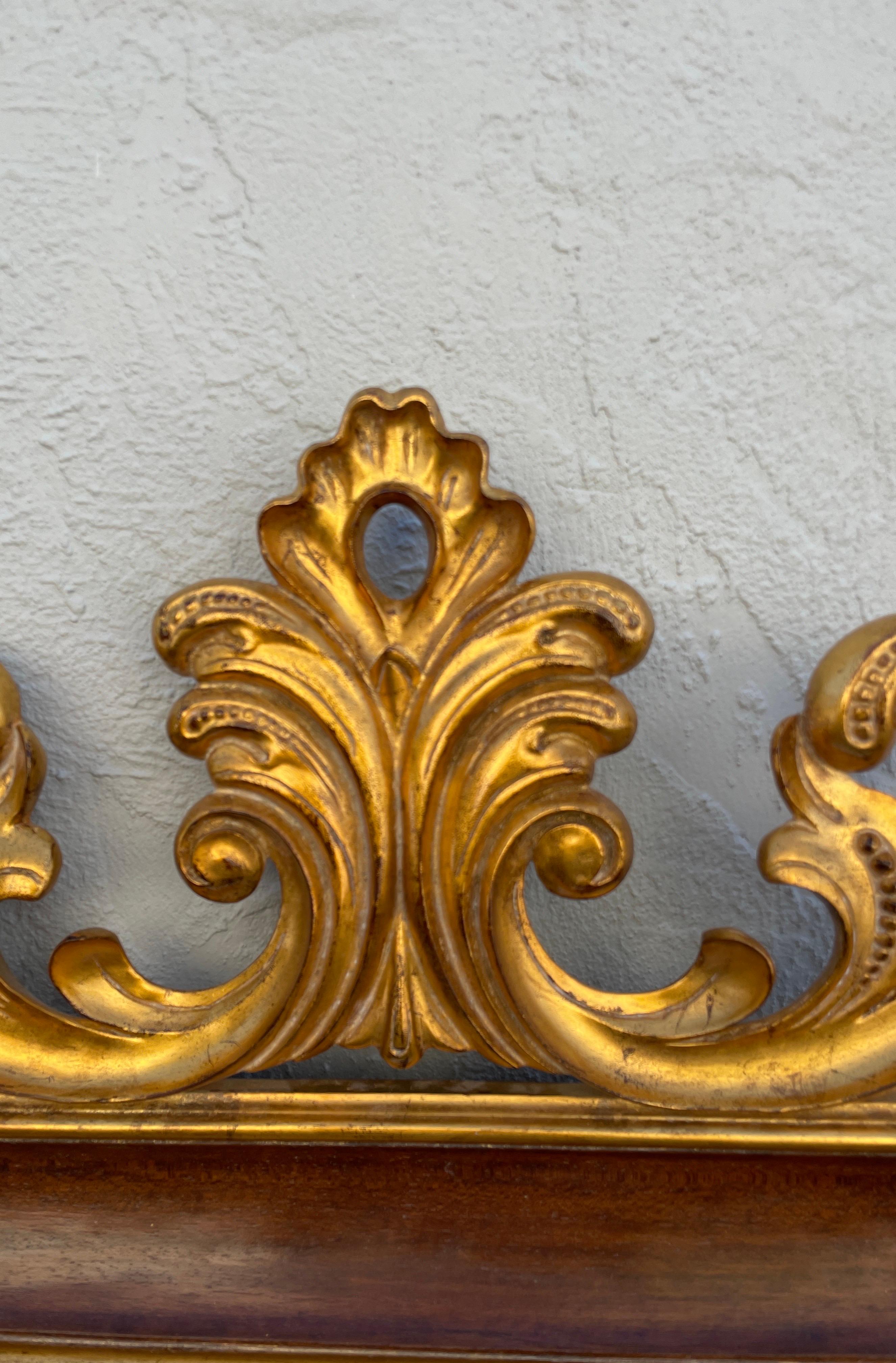 Miroir sculpté à la main par Dauphine Mirror Co. Bon état - En vente à West Palm Beach, FL