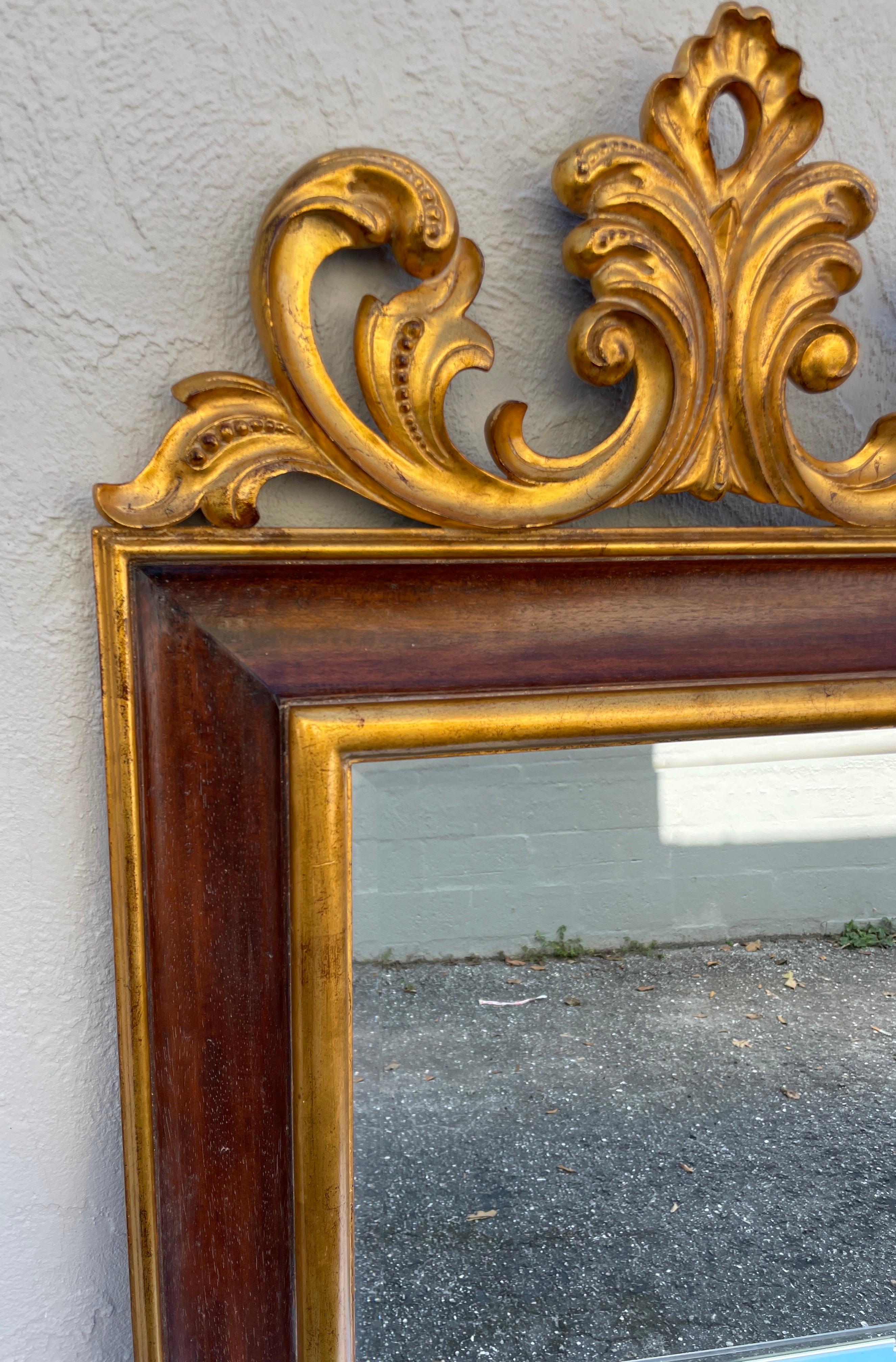 20ième siècle Miroir sculpté à la main par Dauphine Mirror Co. en vente